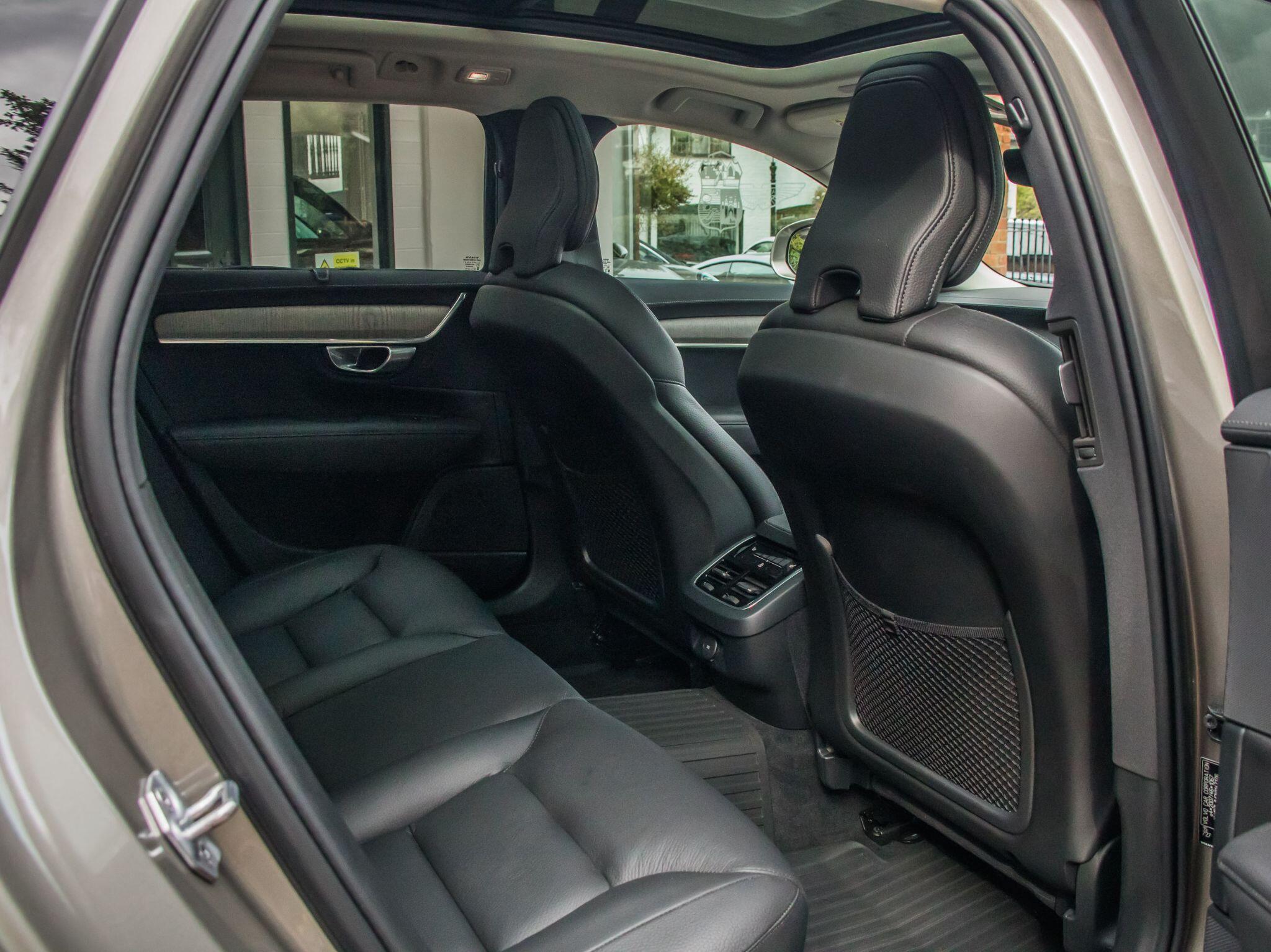 Volvo V90 Cross Country view 18