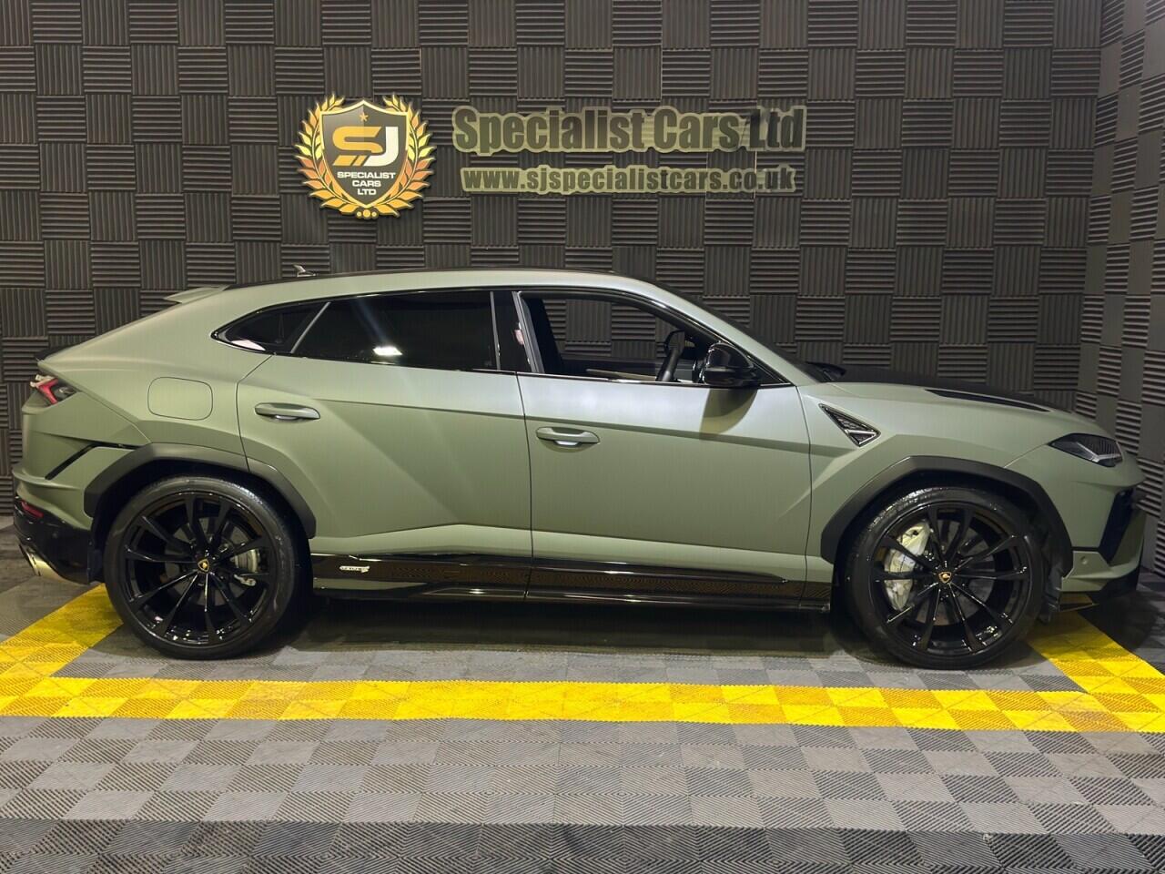 Lamborghini Urus view 4