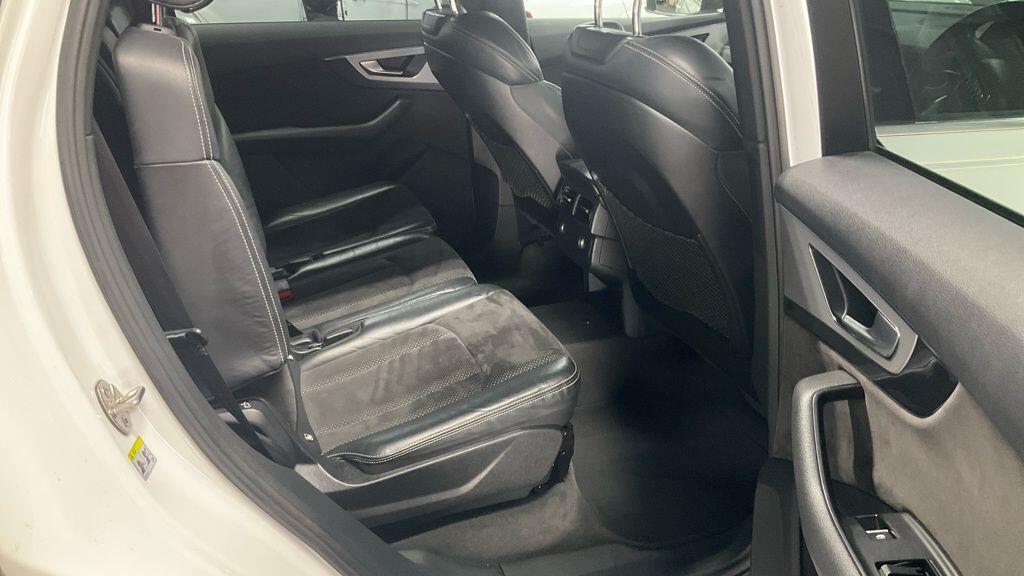 Audi Q7 view 3