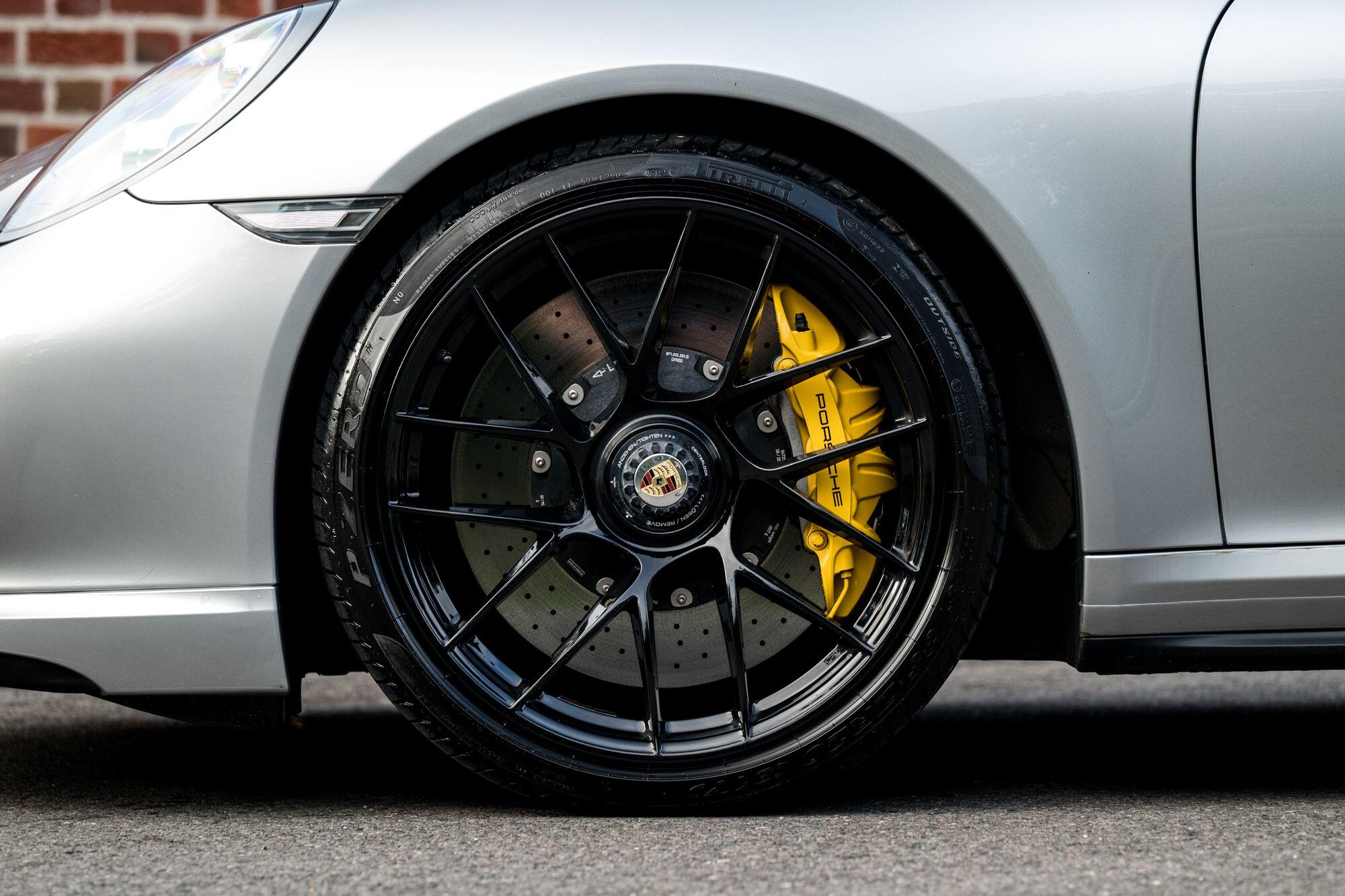 Porsche 911 view 33