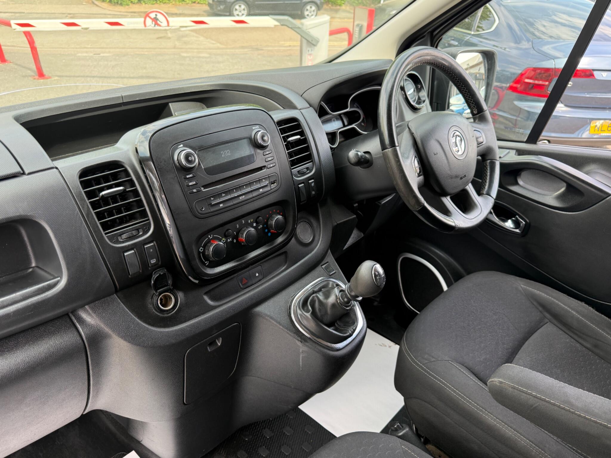 Vauxhall Vivaro - Image 2