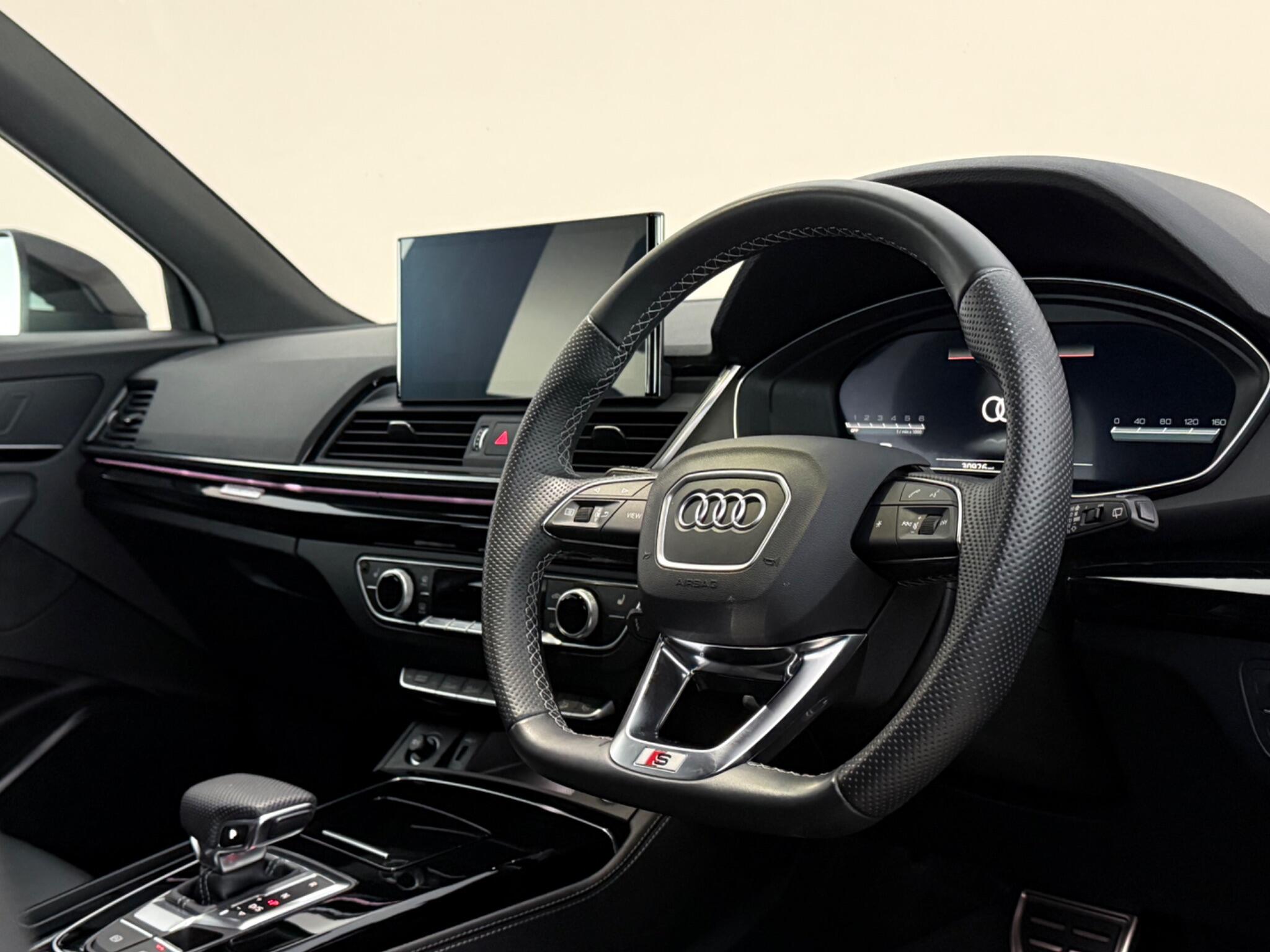 Audi Q5 view 3