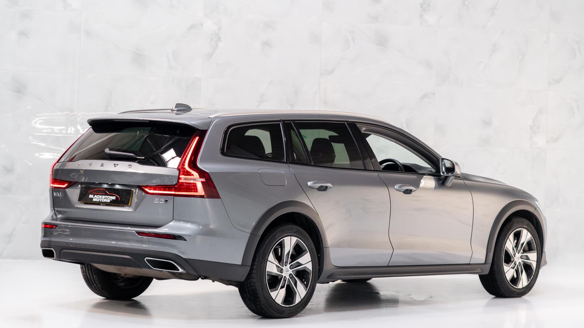 Volvo V60 Cross Country view 6