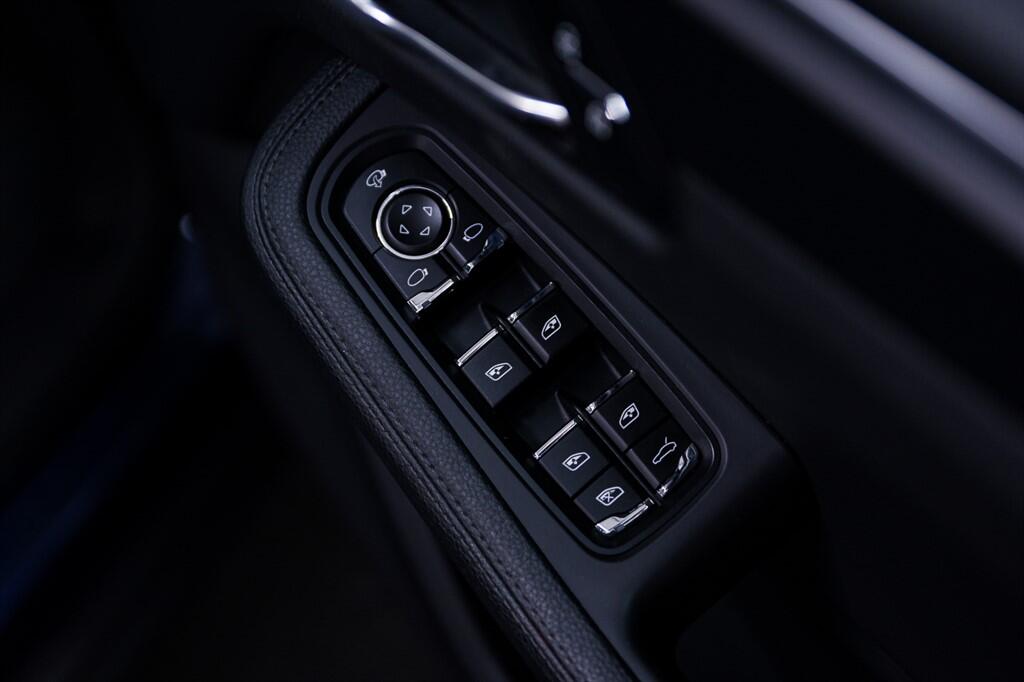 Porsche Macan view 27
