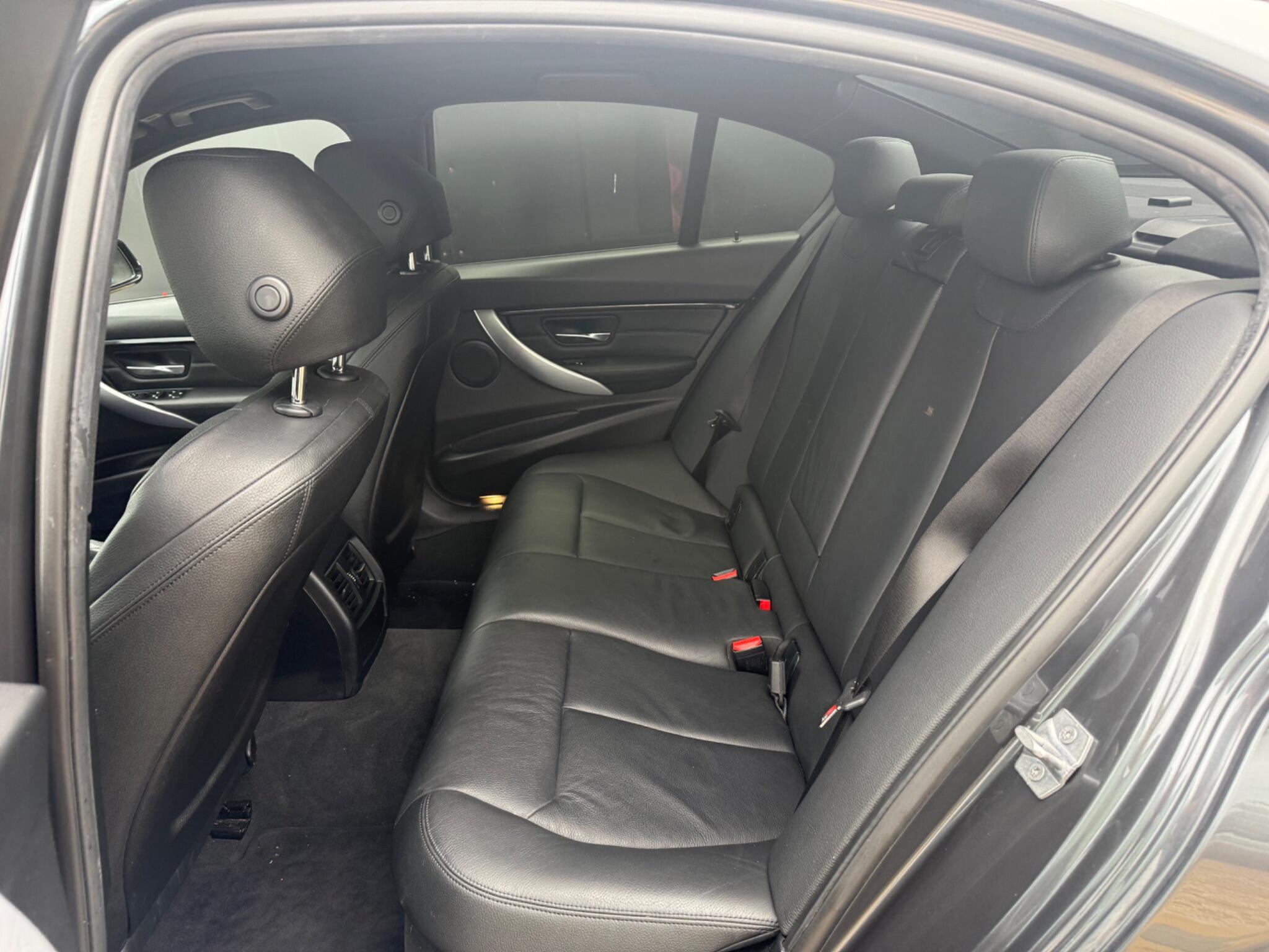 BMW 3 Series view 24