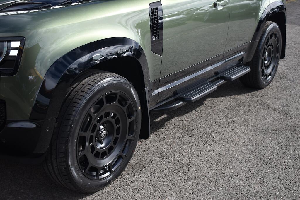 Land Rover Defender 110 view 26