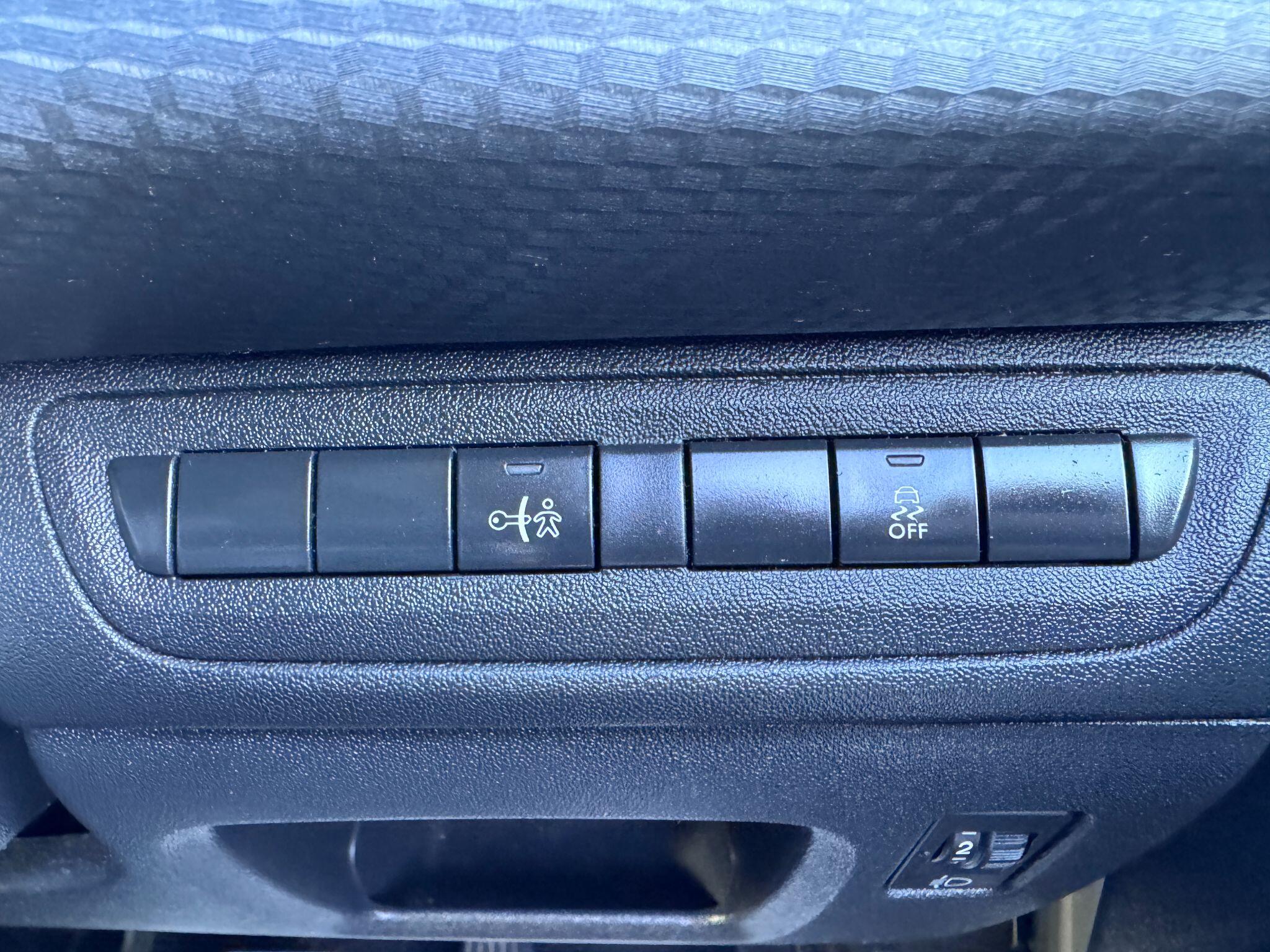 2016 Peugeot 208 image 35