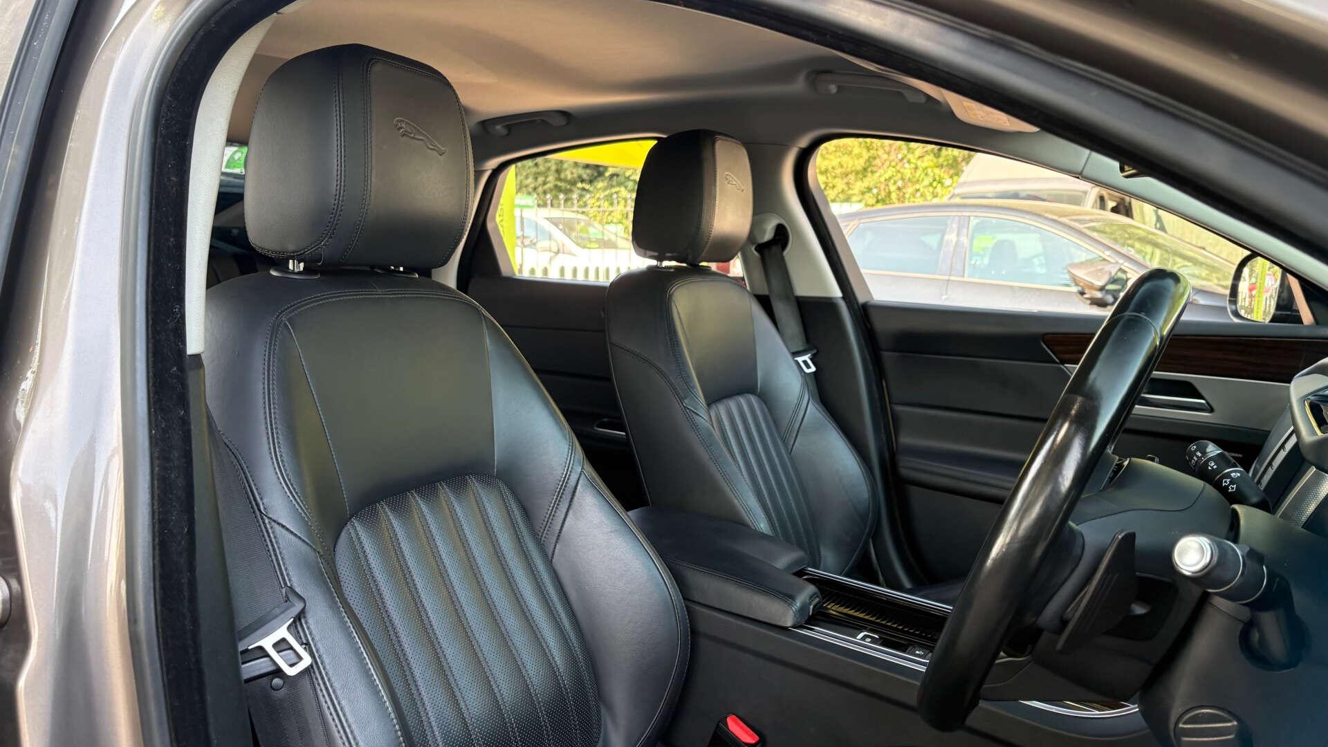 Jaguar XF view 8