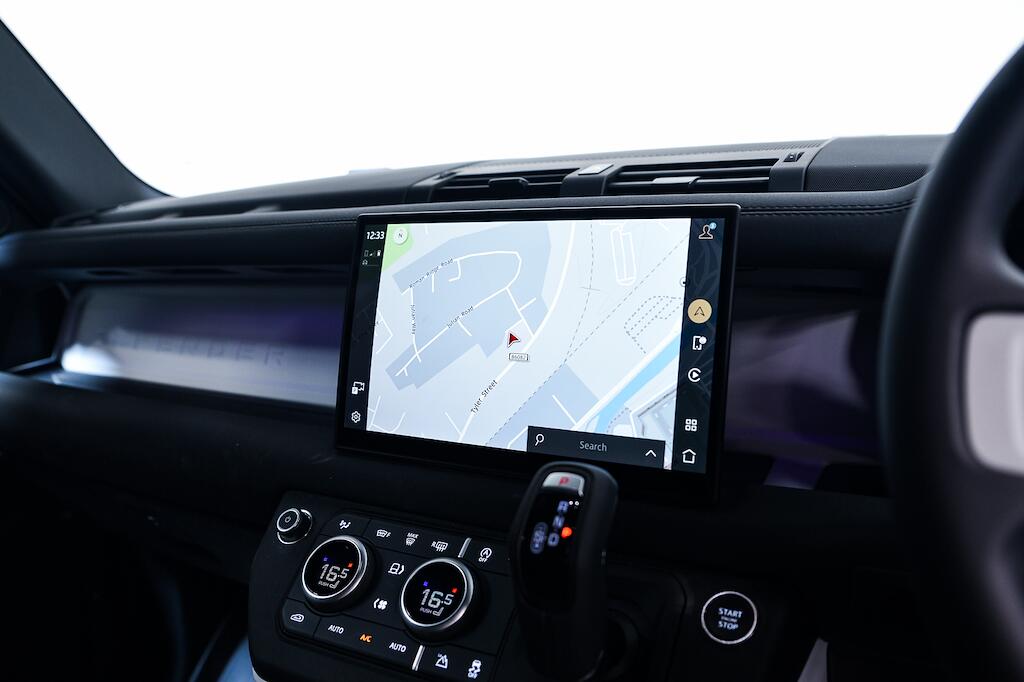 Land Rover Defender view 24