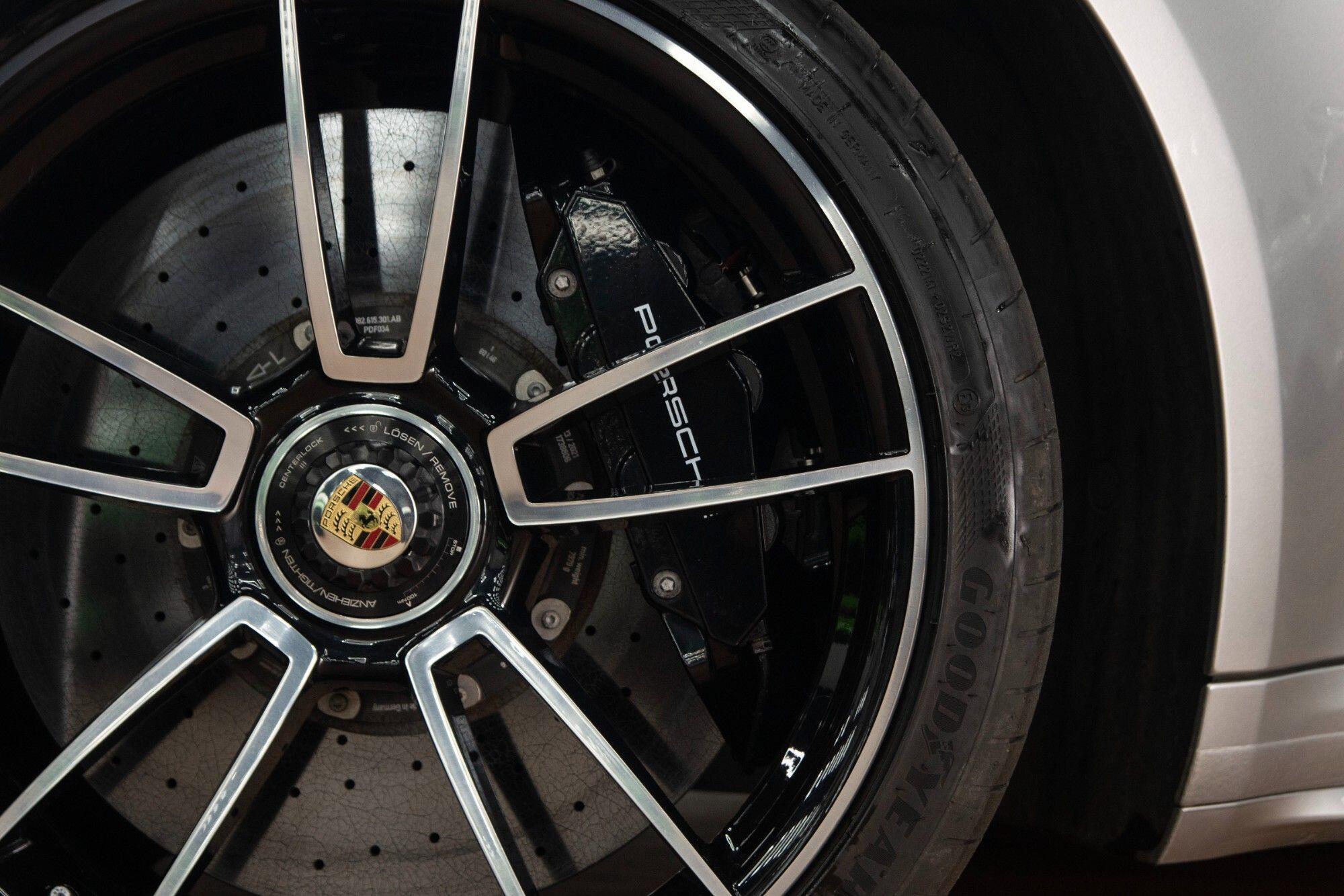 Porsche 911 view 16