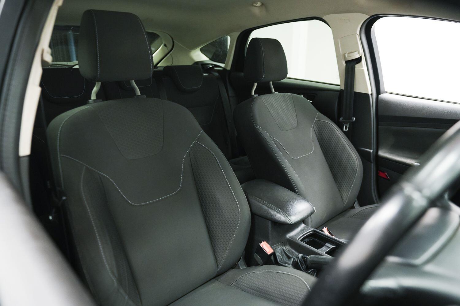 Ford Focus view 11