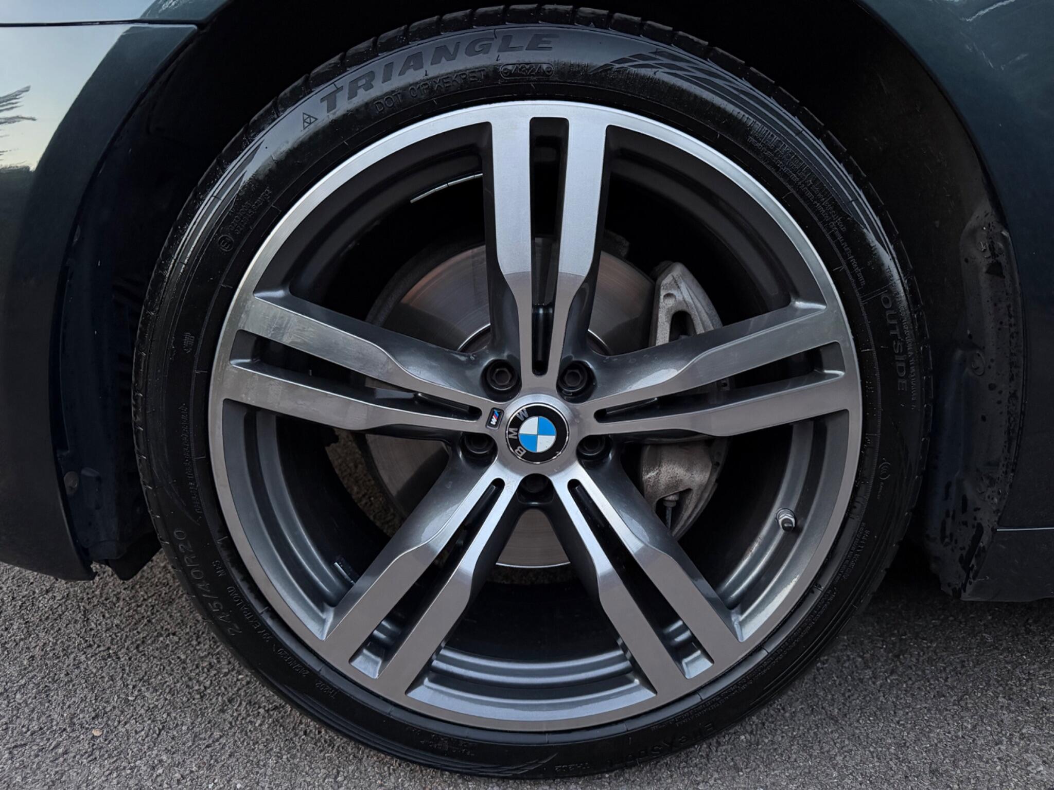 BMW 7 Series view 32