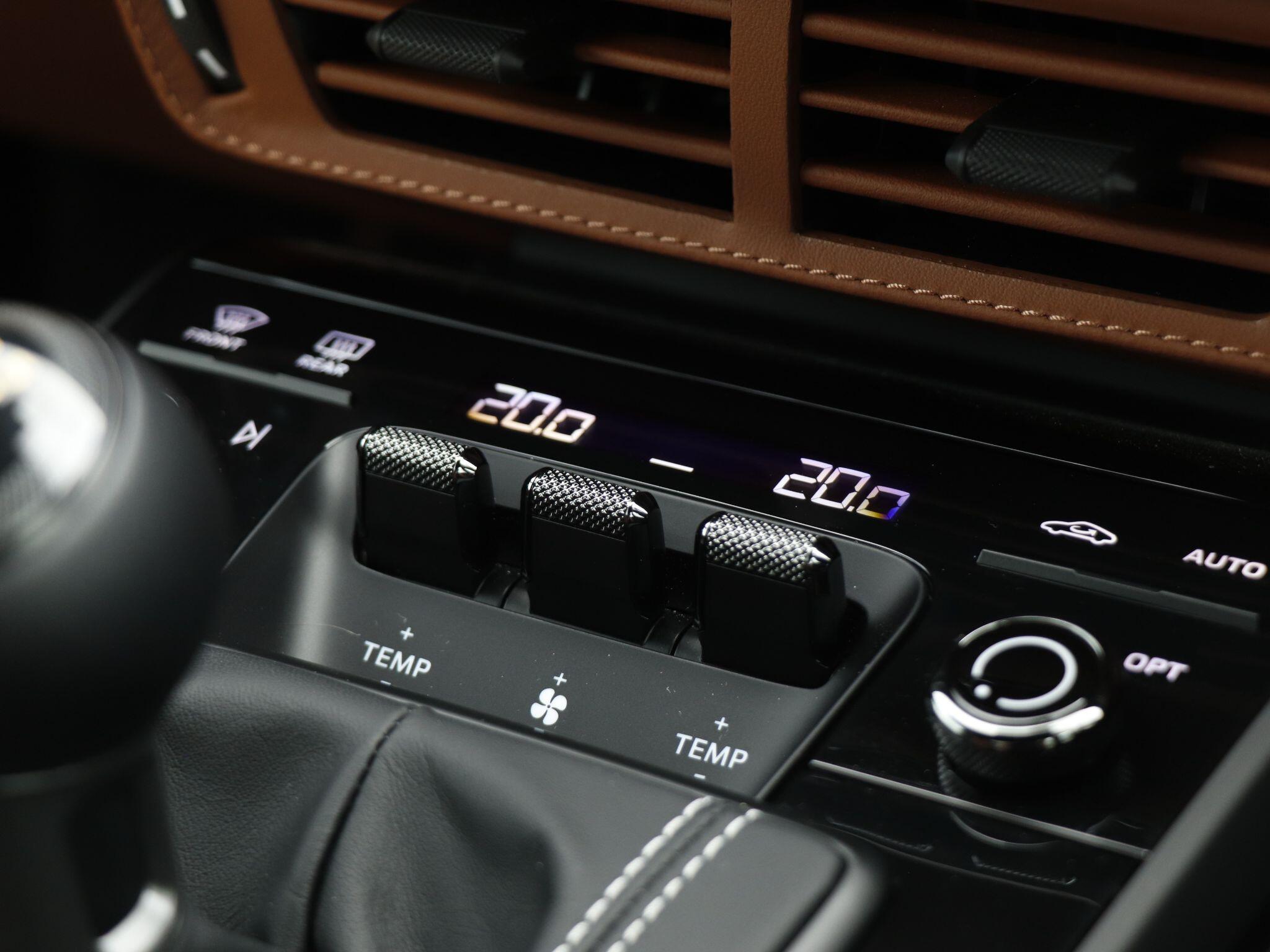Porsche 911 view 16
