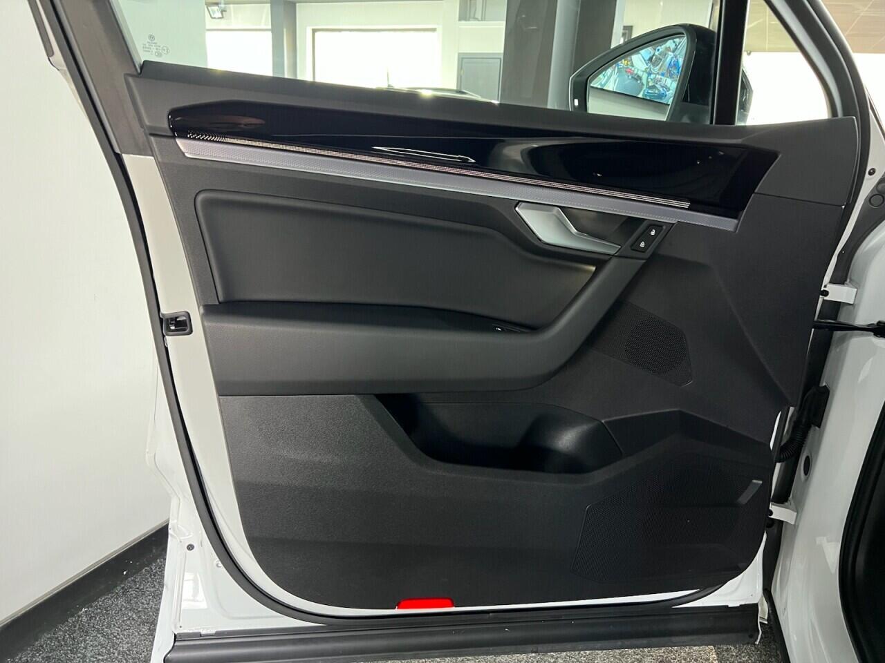 Volkswagen Touareg view 28