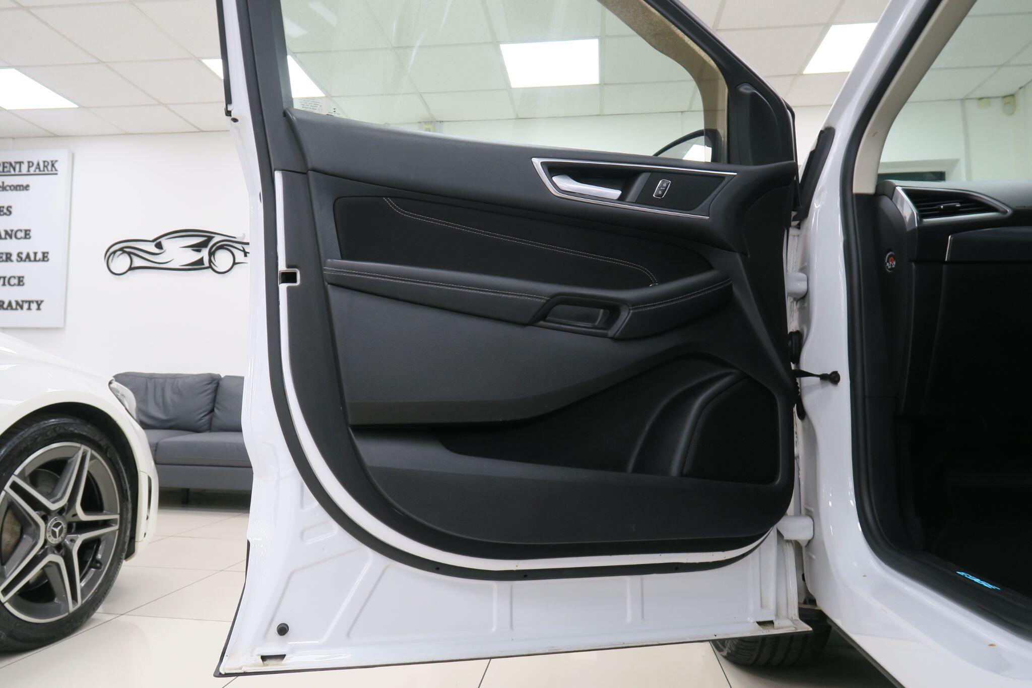 Ford Edge view 13