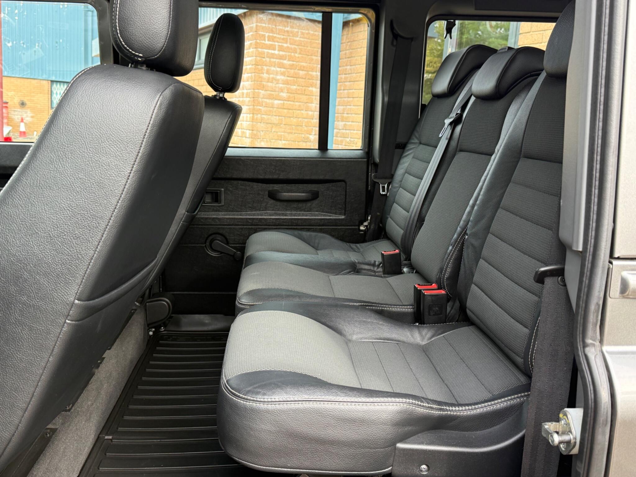 Land Rover Defender view 36