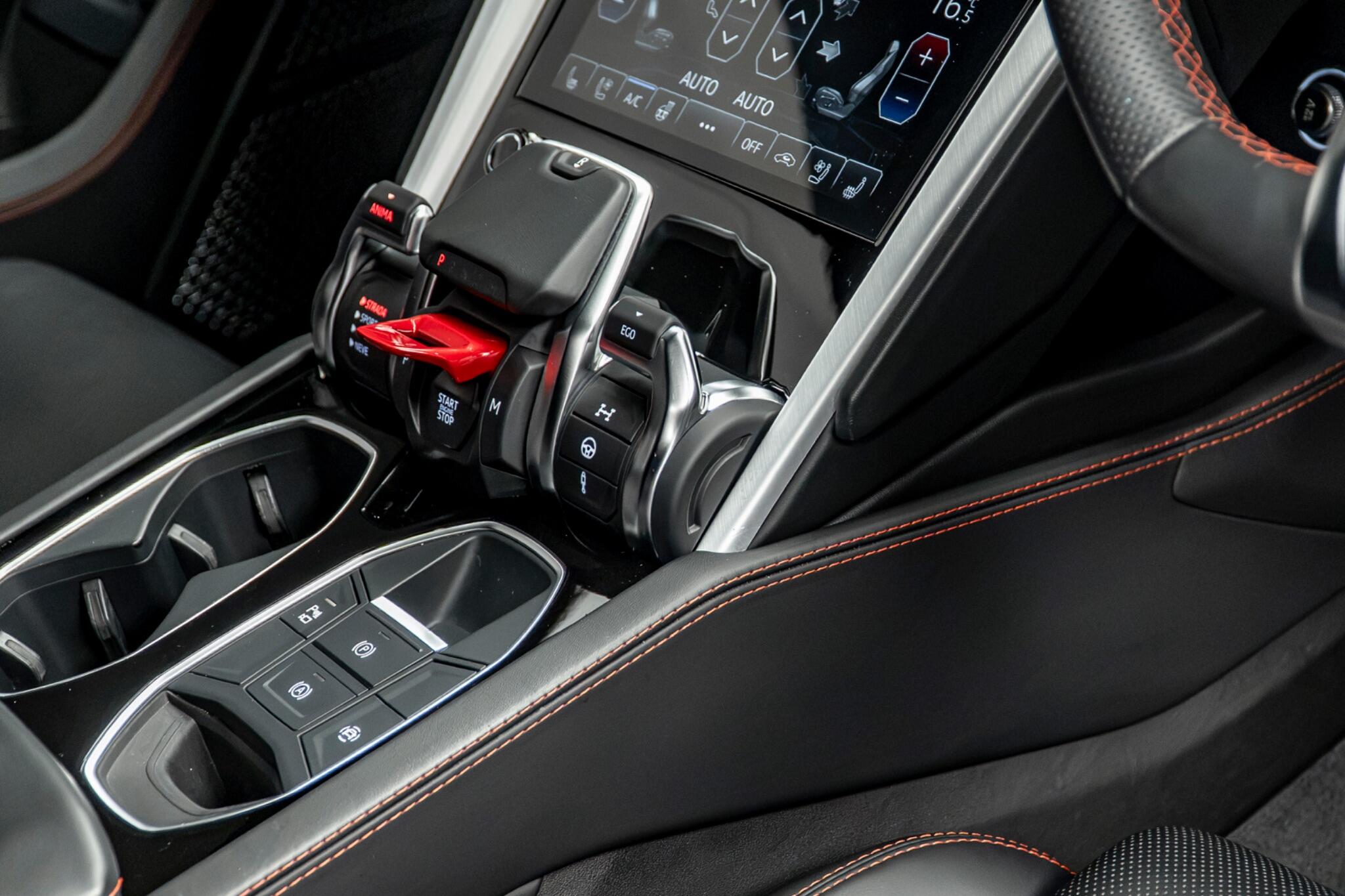 Lamborghini Urus view 35
