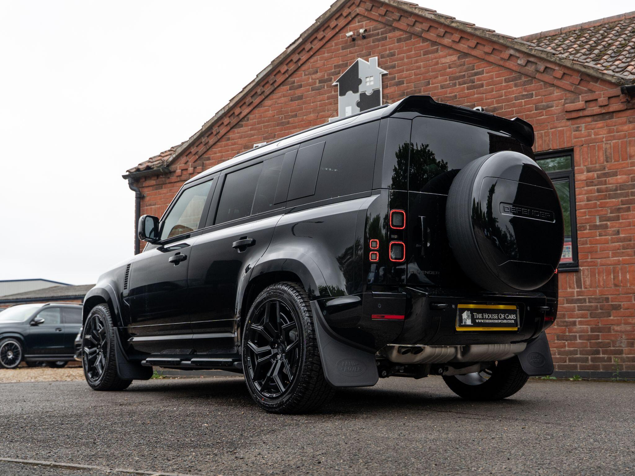 Land Rover Defender 110 view 4