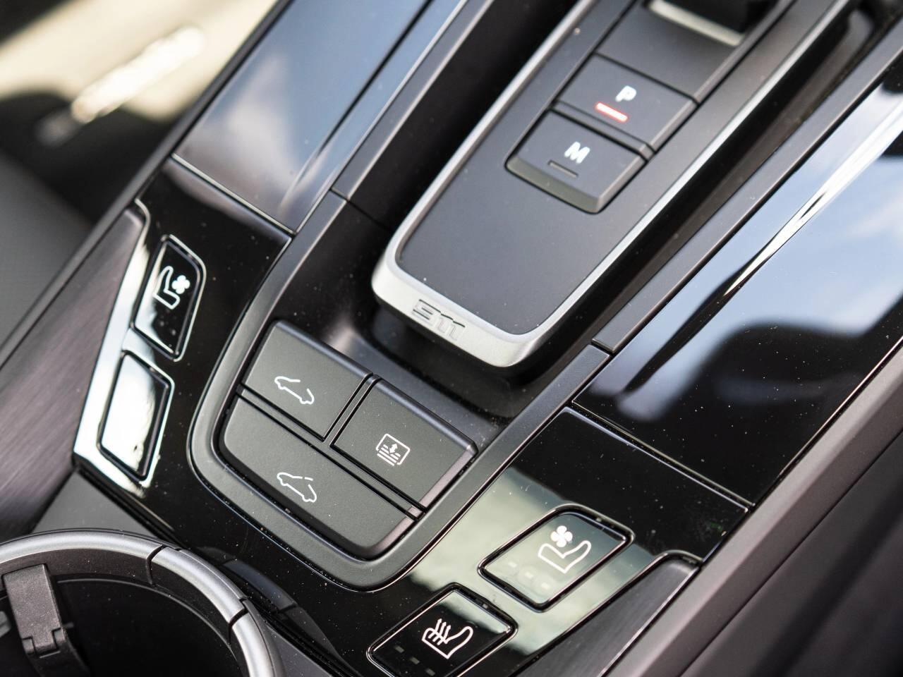 Porsche 911 view 34