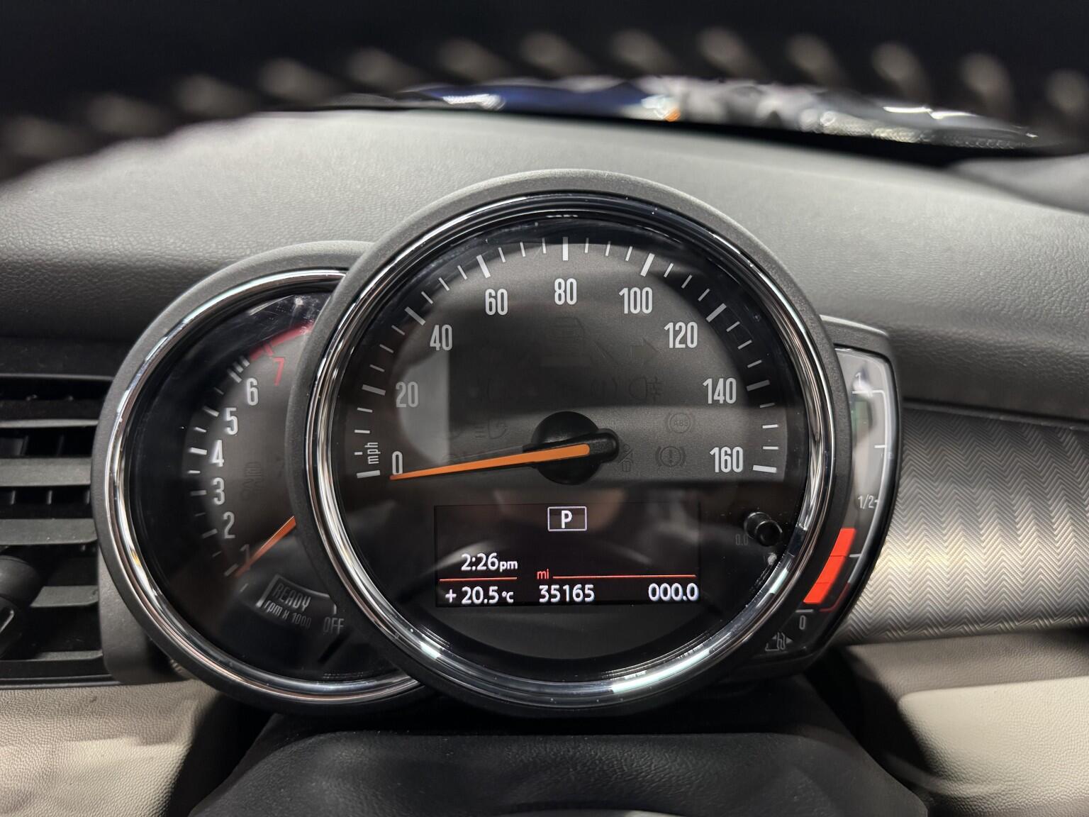 Mini Convertible view 32