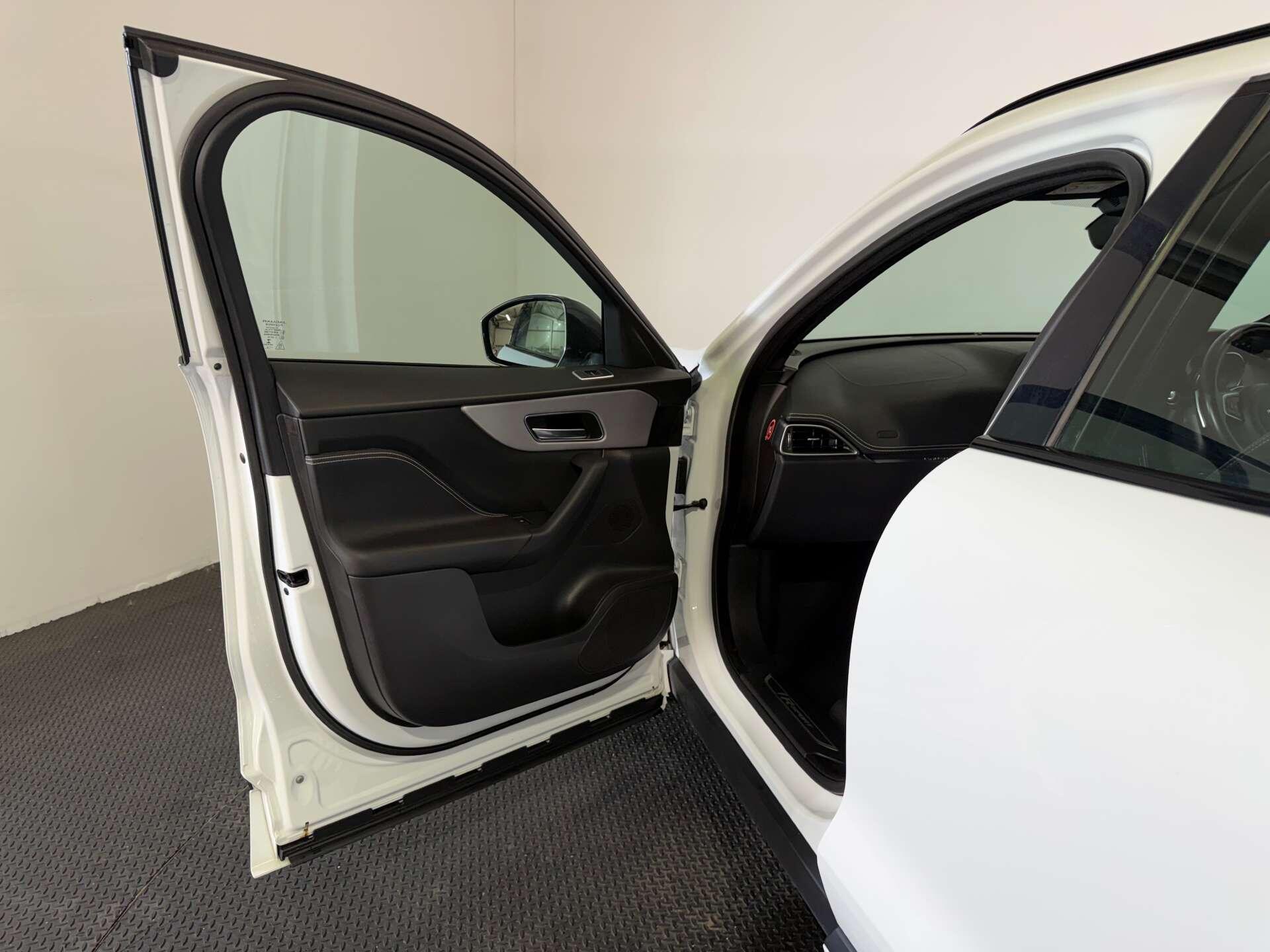 Jaguar F-Pace view 60