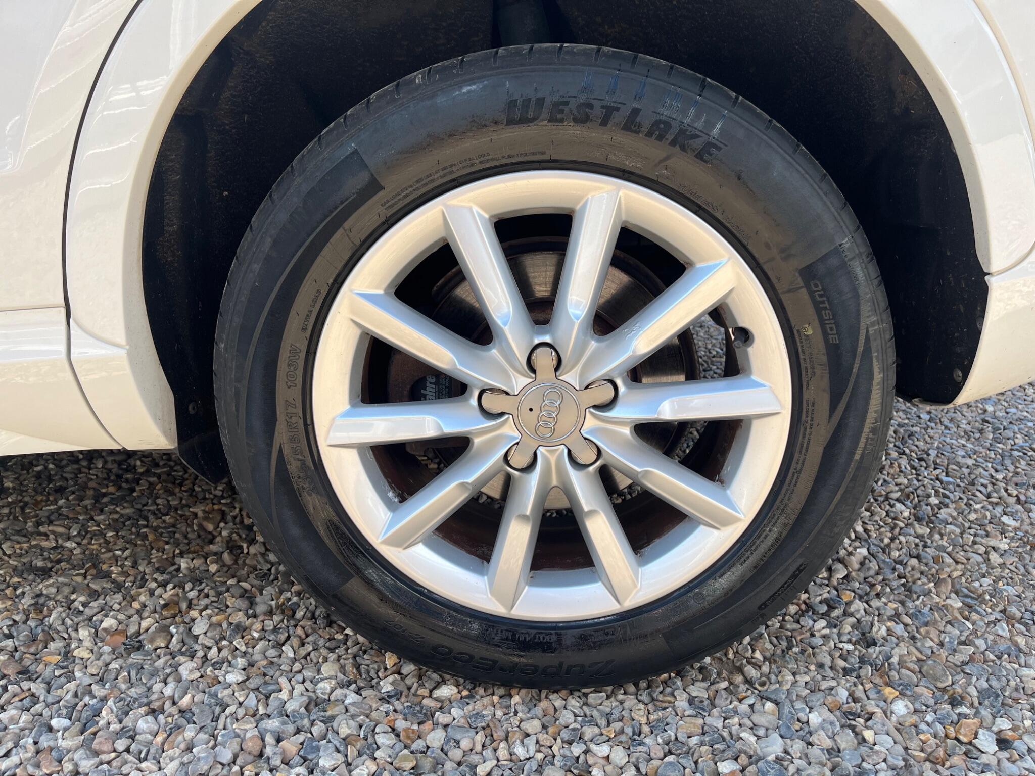 Audi Q3 view 8