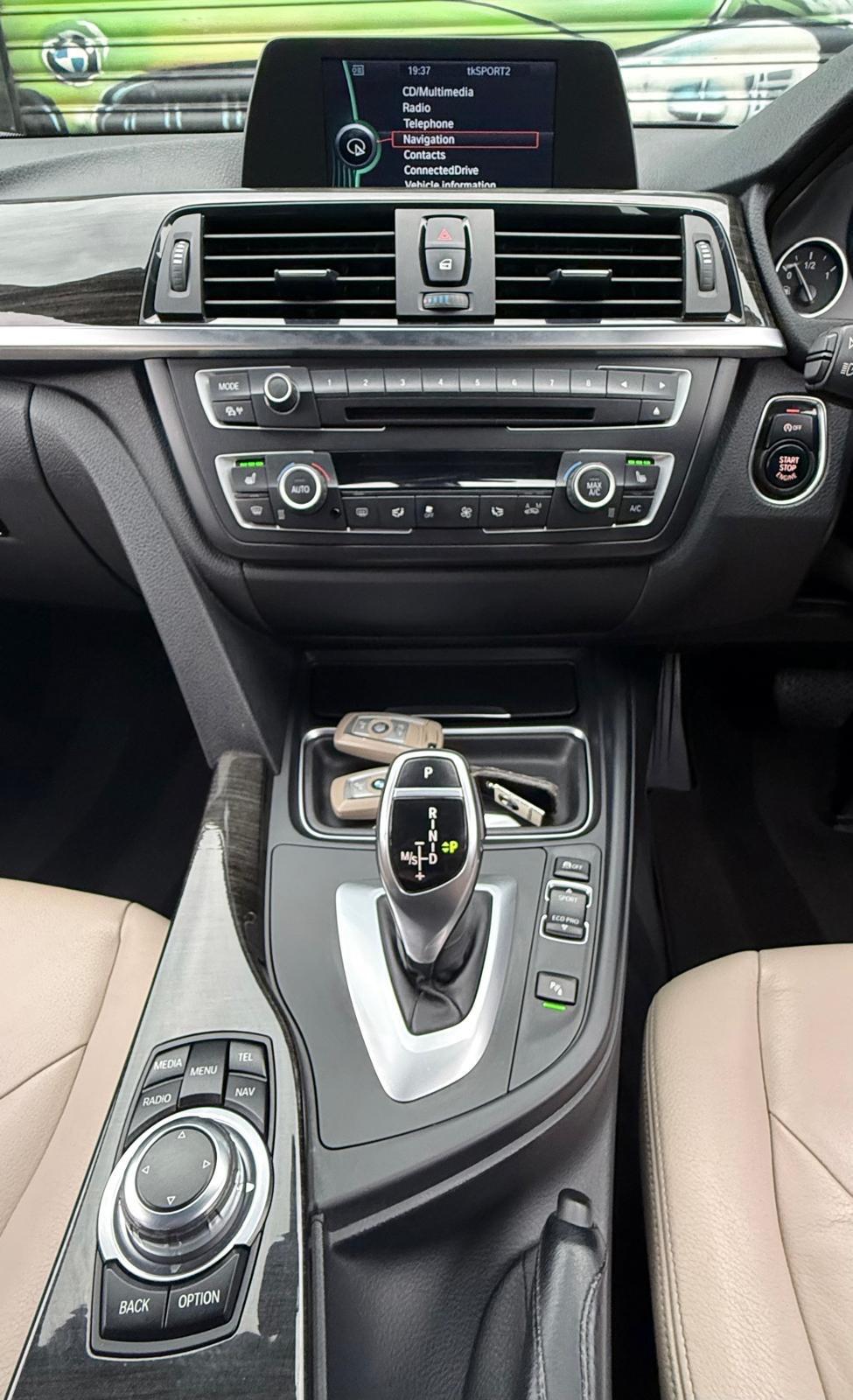 BMW 3 Series view 24