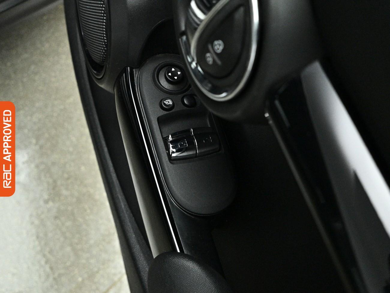 Mini Hatch view 23
