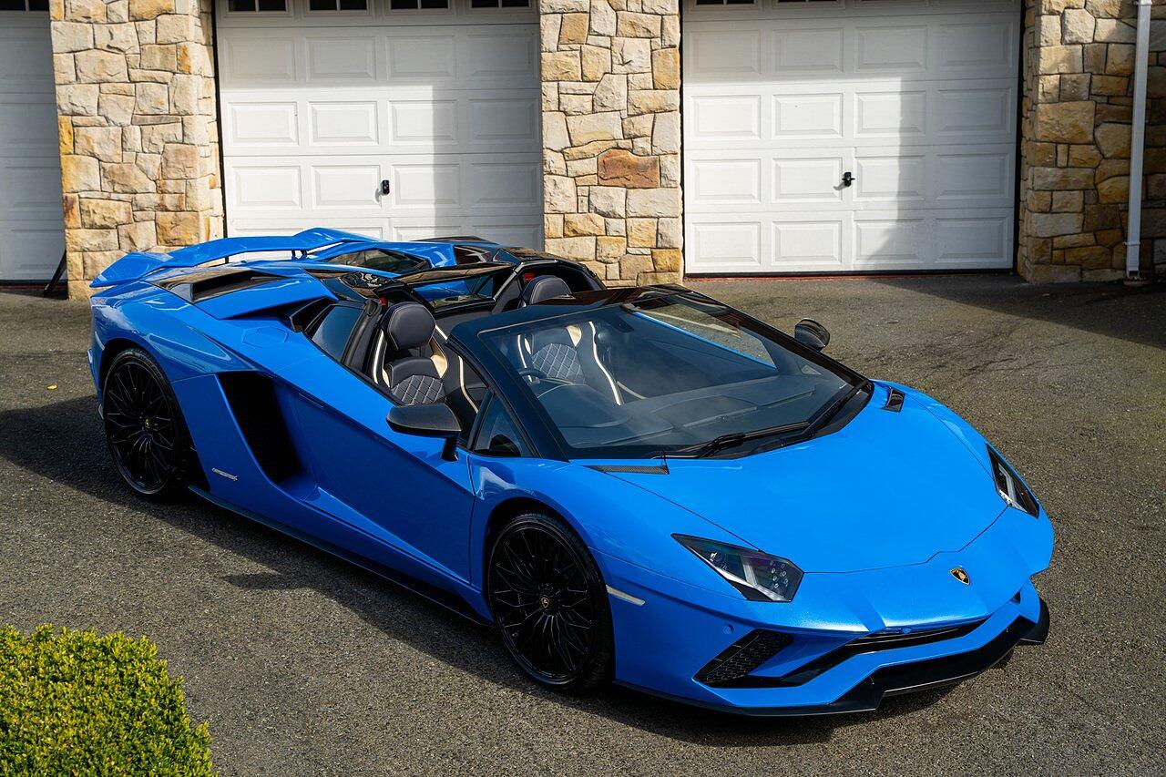 Lamborghini Aventador view 95