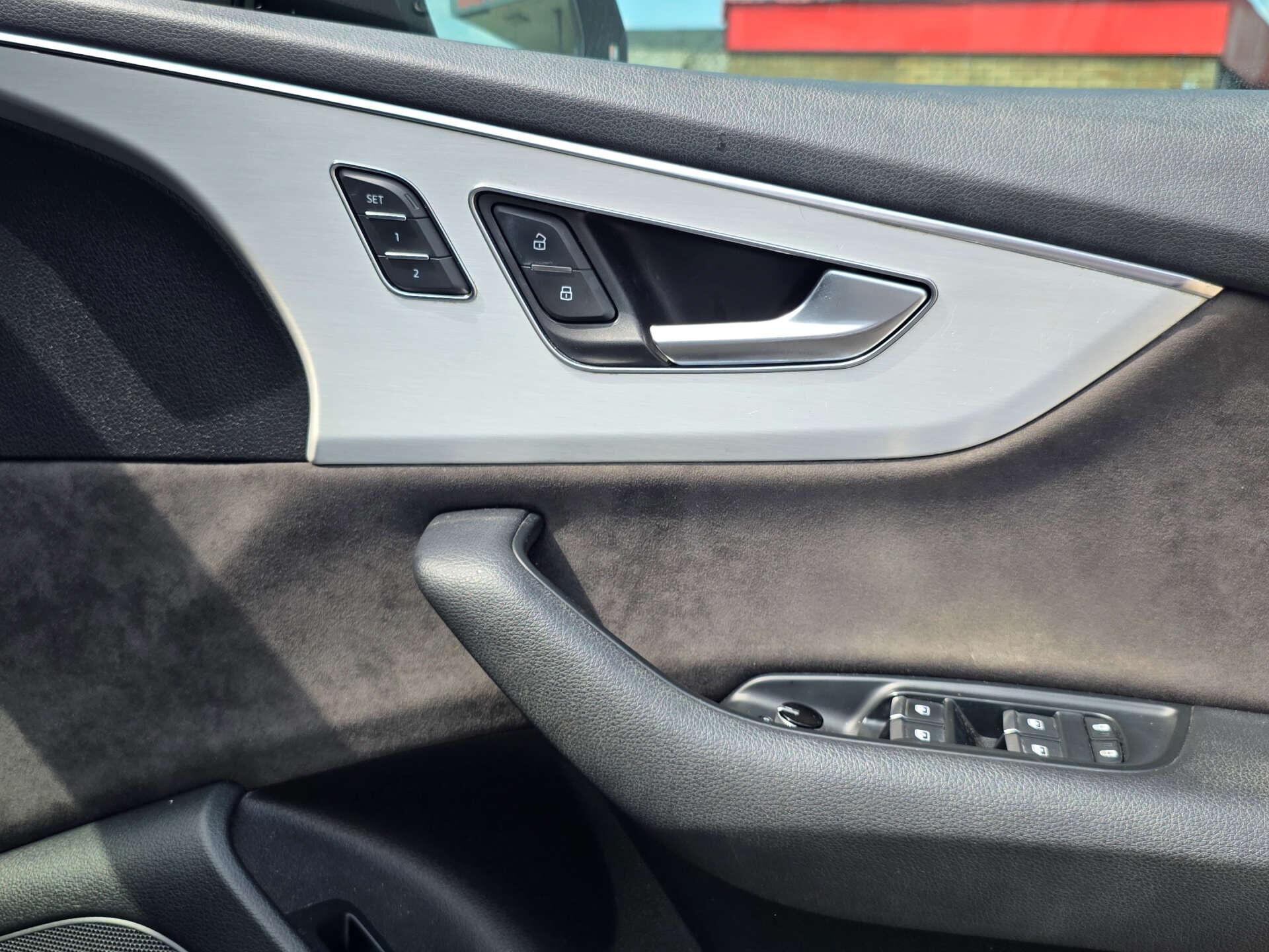 Audi Q8 view 42