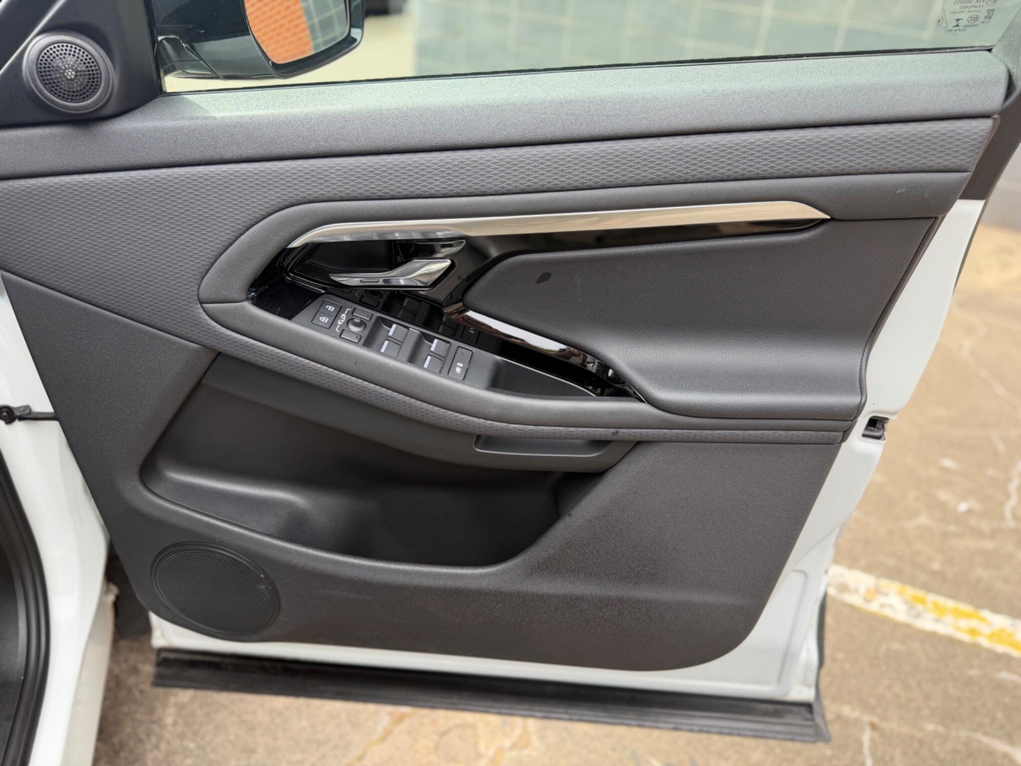 Land Rover Range Rover Evoque view 22