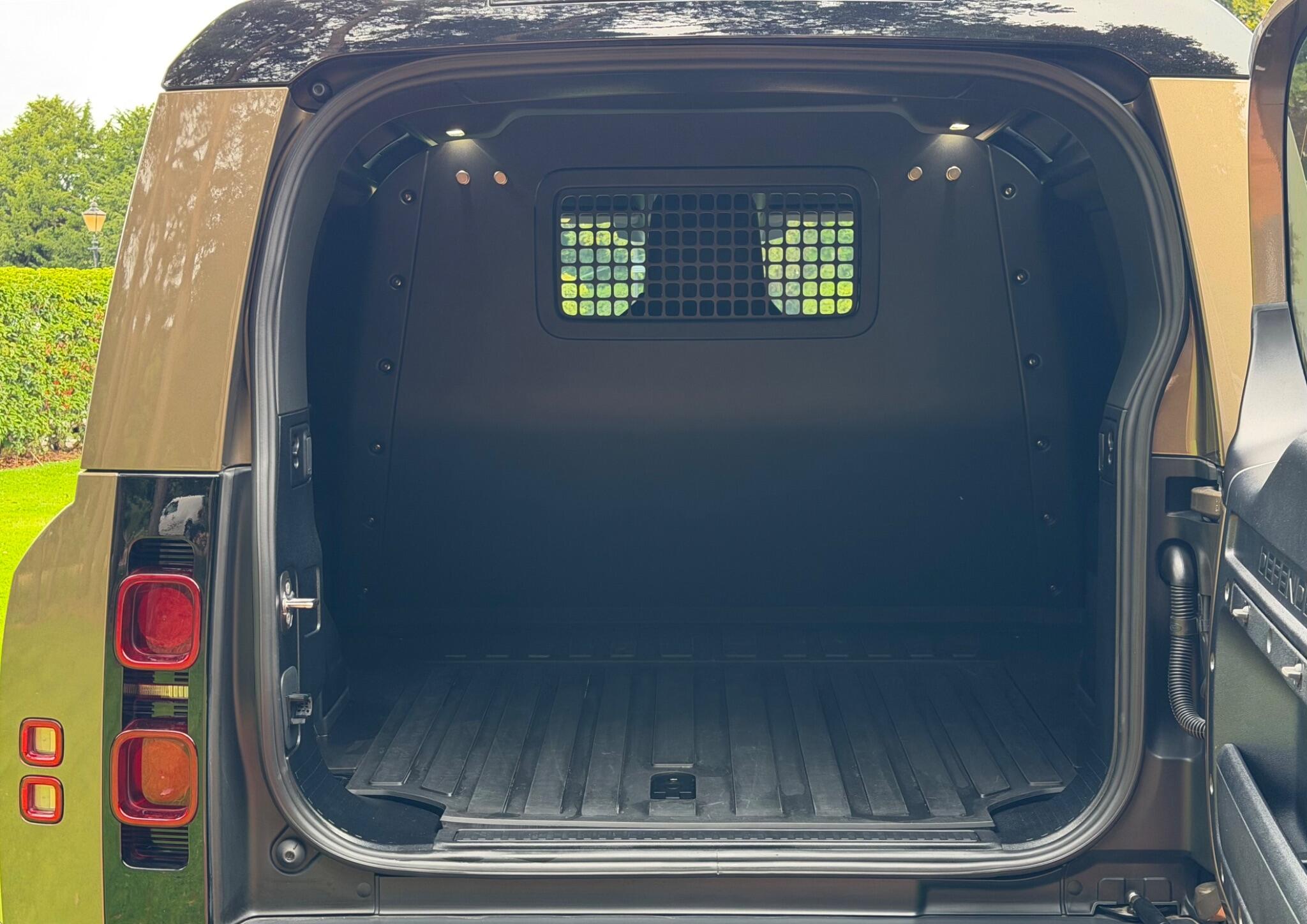 Land Rover Defender view 29