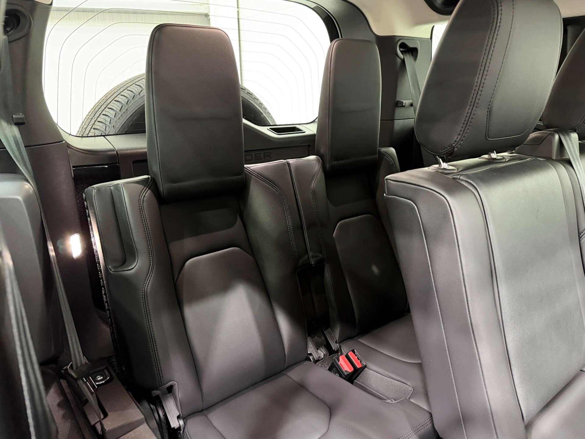 Land Rover Defender view 13