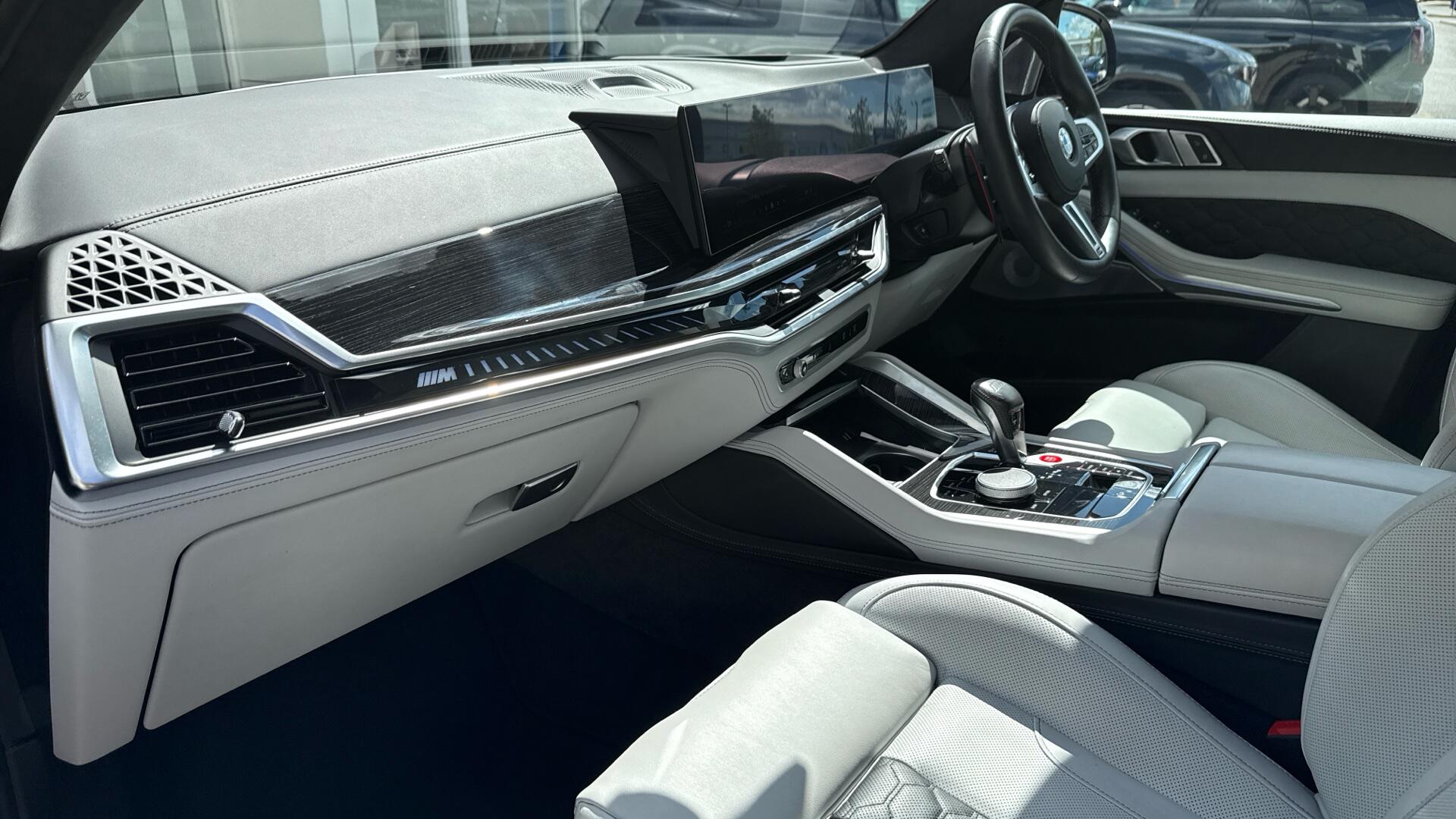 BMW X5 M view 7