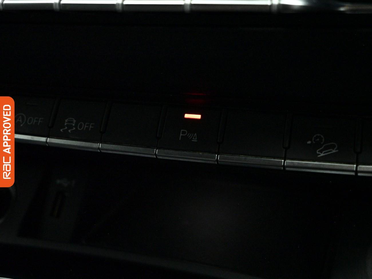 Audi Q5 view 18
