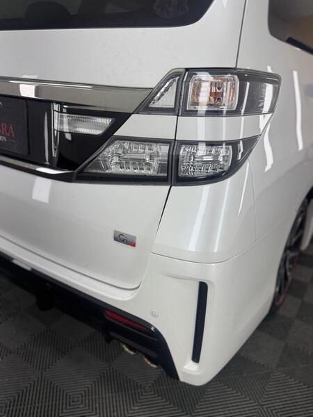 2013 Toyota Vellfire image 10
