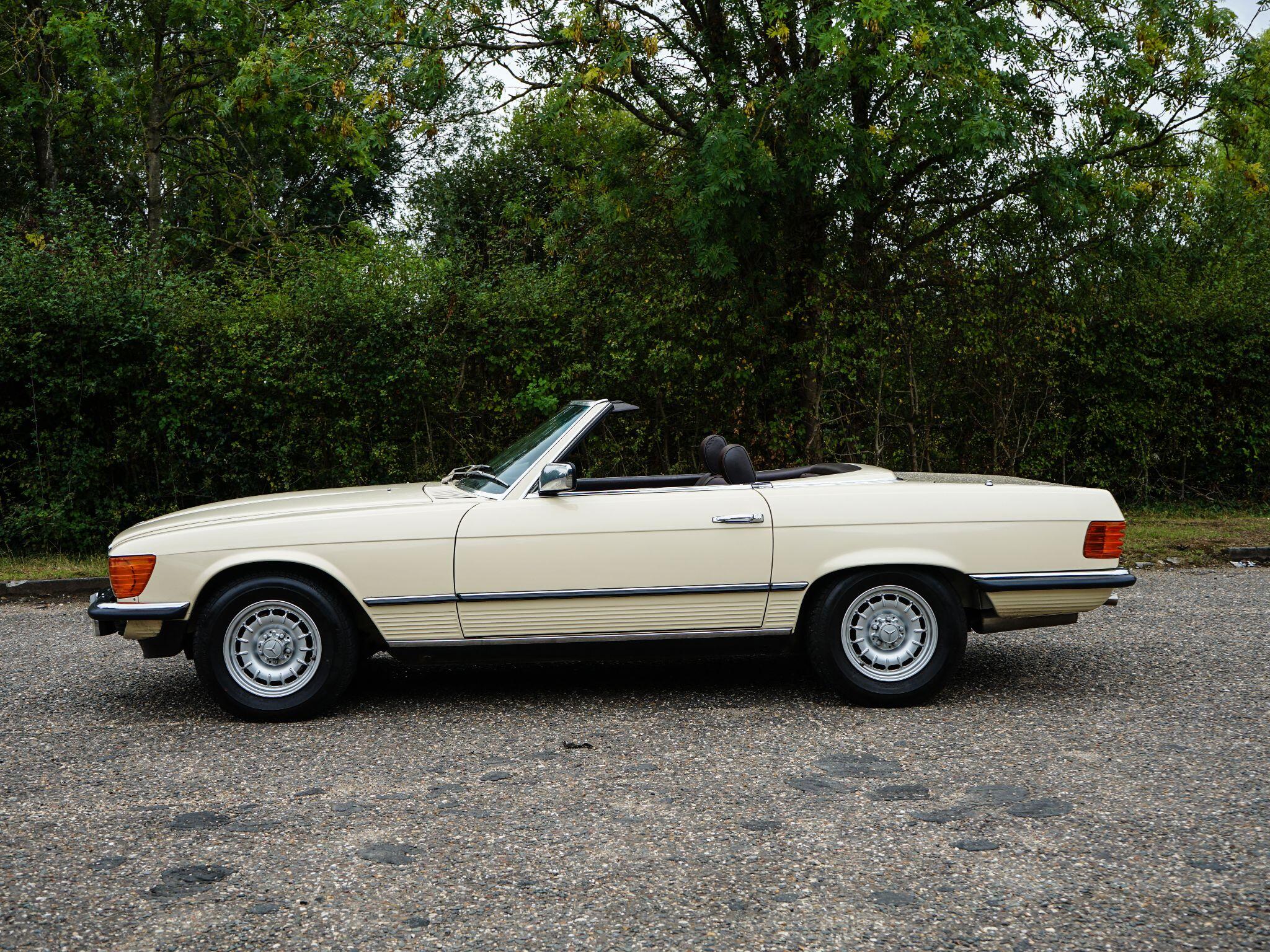 Mercedes-Benz 500 SL view 2