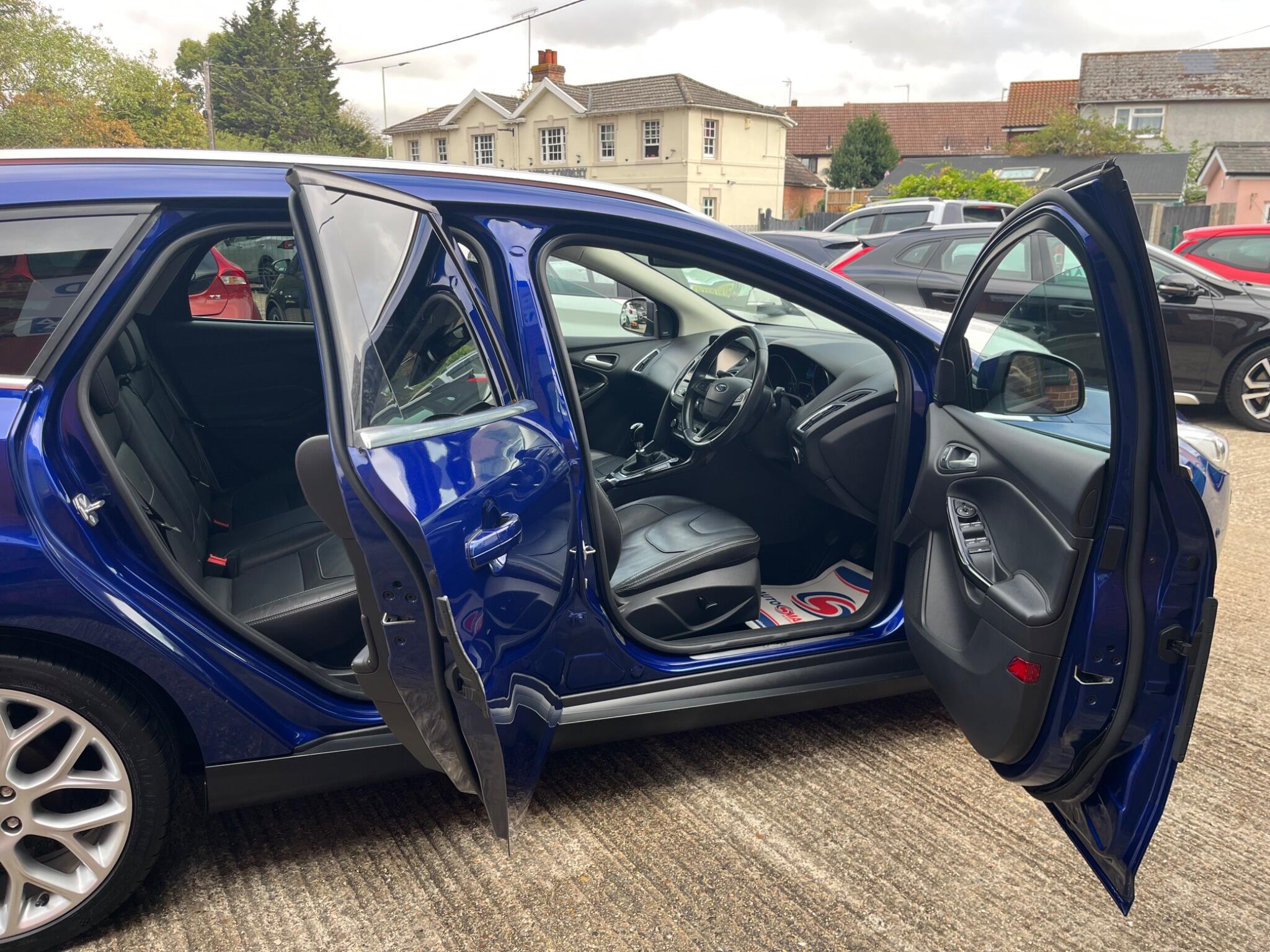 Ford Focus view 3
