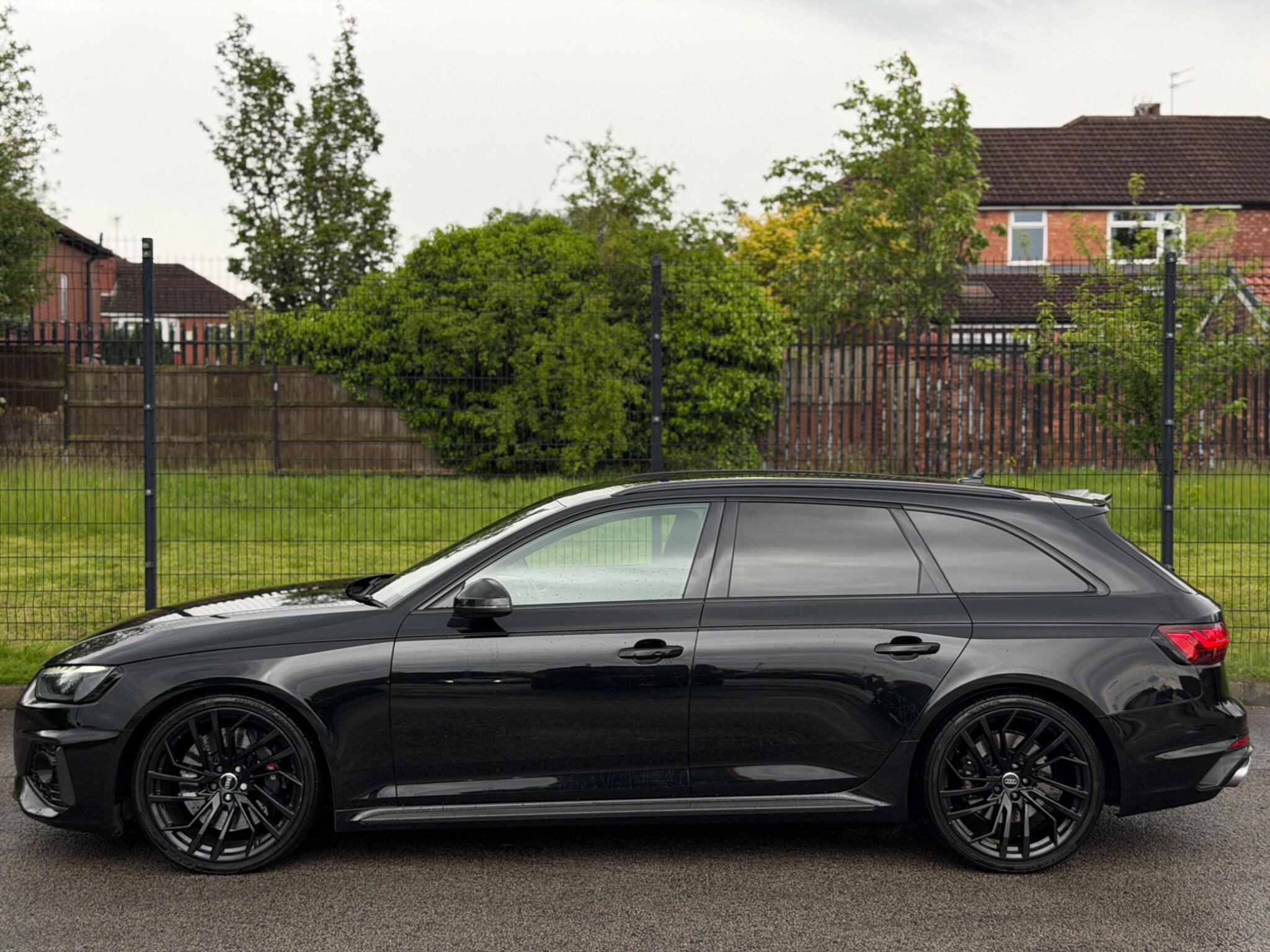 Audi RS4 view 12