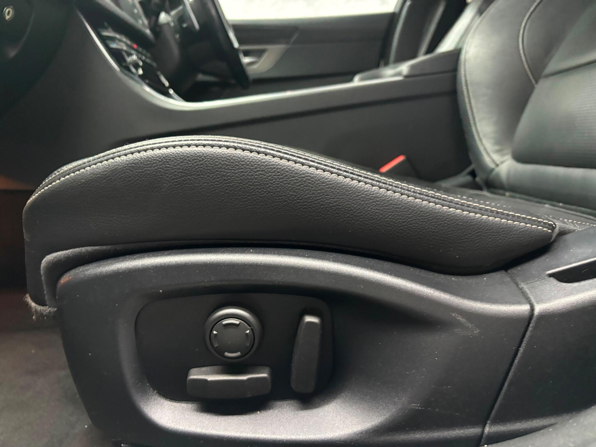 Jaguar XF view 22