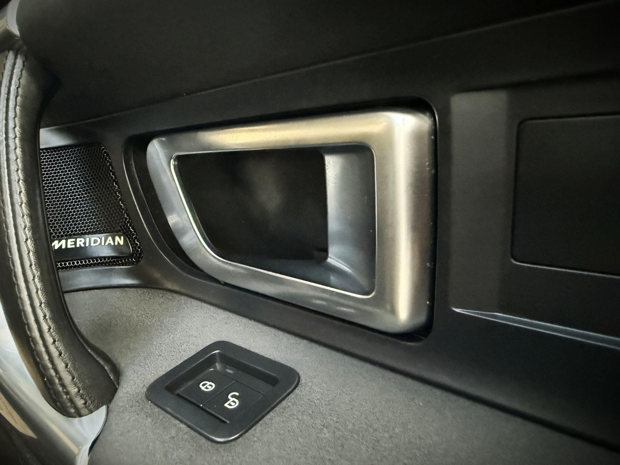 Land Rover Discovery Sport view 11