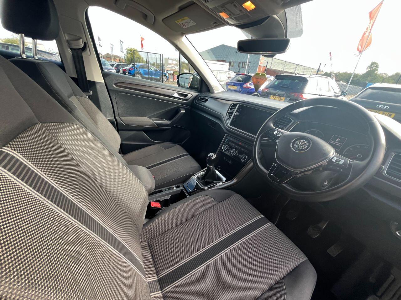 Volkswagen T-Roc view 11