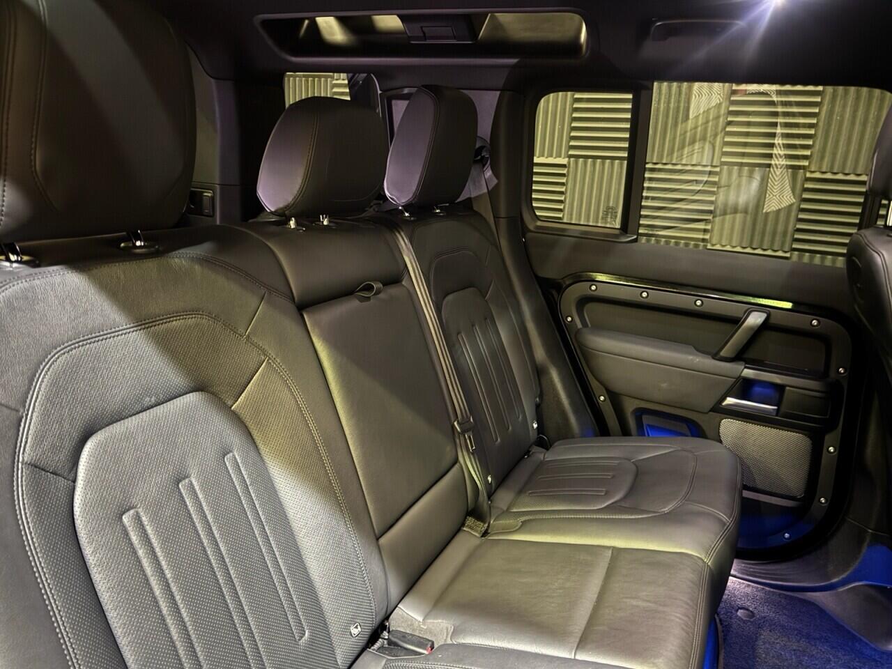 Land Rover Defender 110 view 19