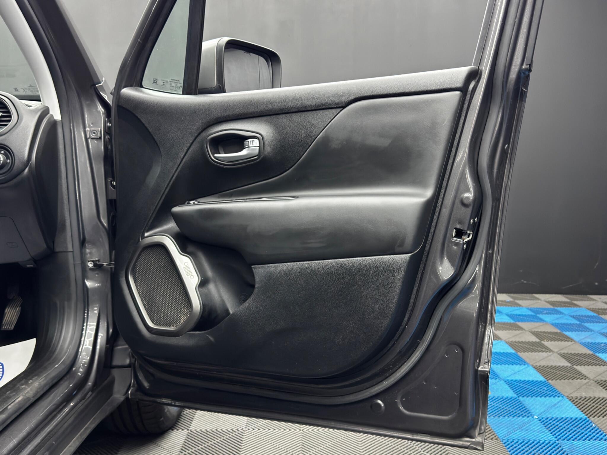 Jeep Renegade view 38