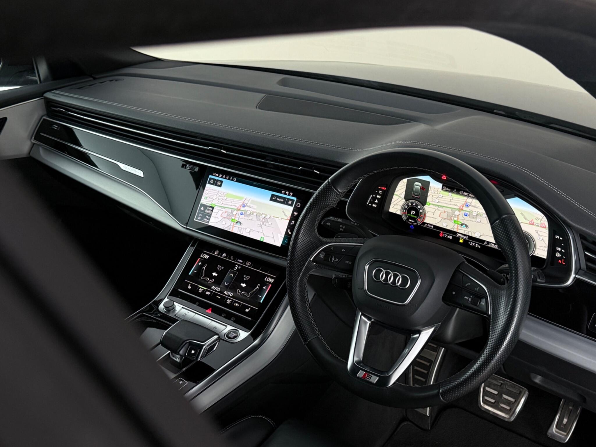 Audi Q8 view 42