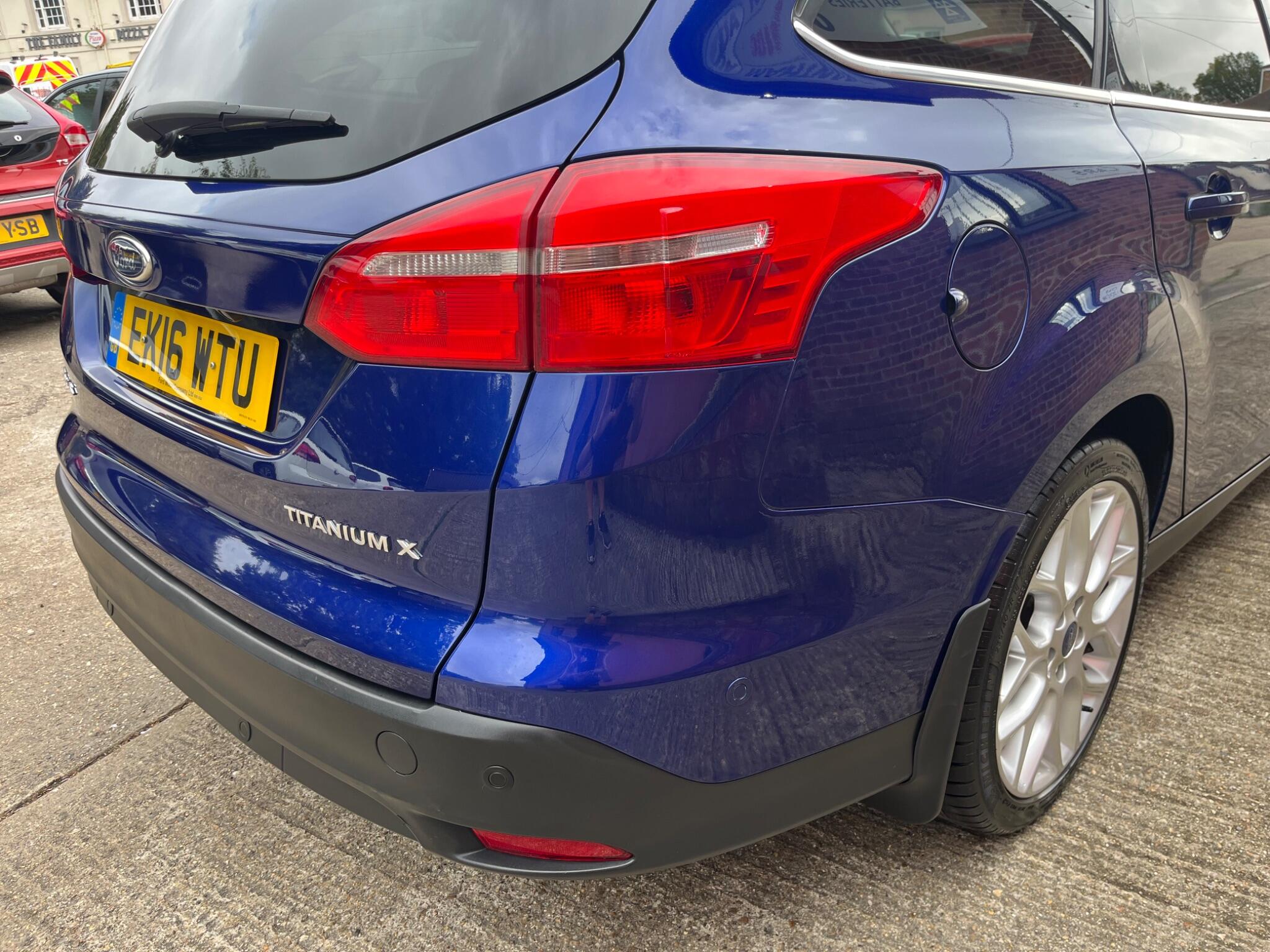Ford Focus view 23