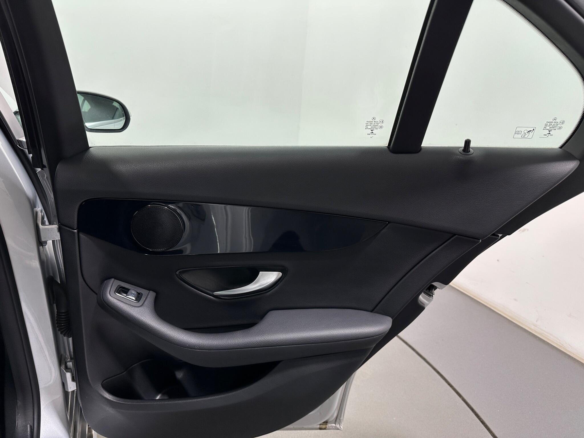 Mercedes-Benz C-Class view 44