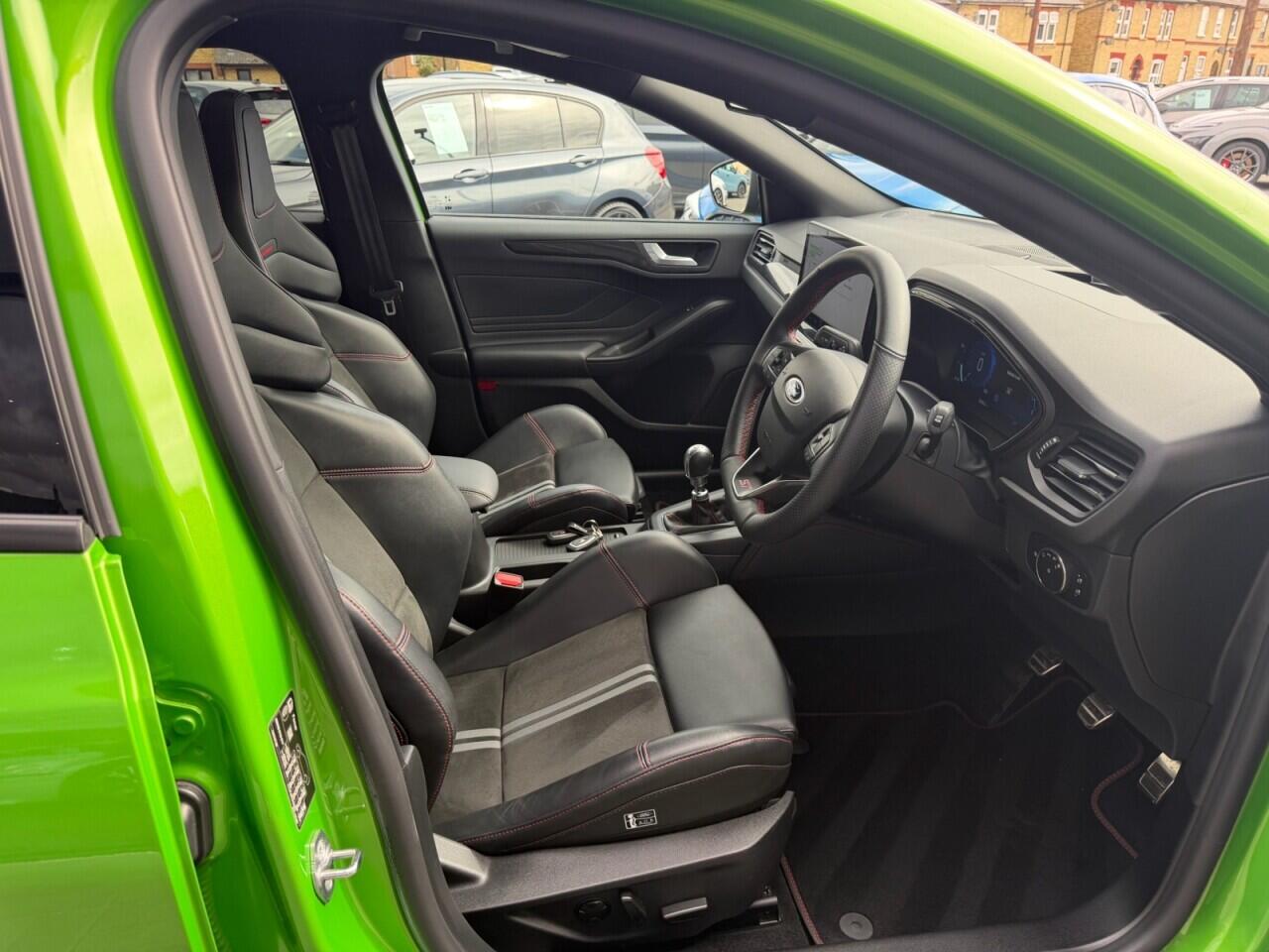 Ford Focus view 16
