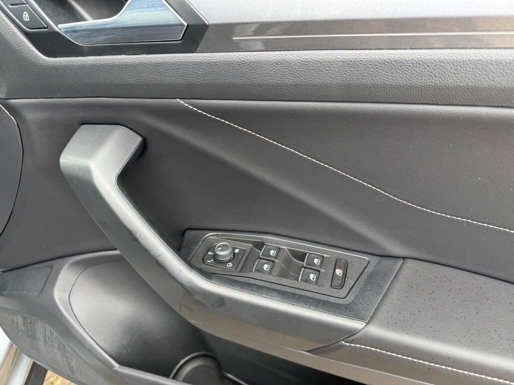 Volkswagen T-Roc view 26
