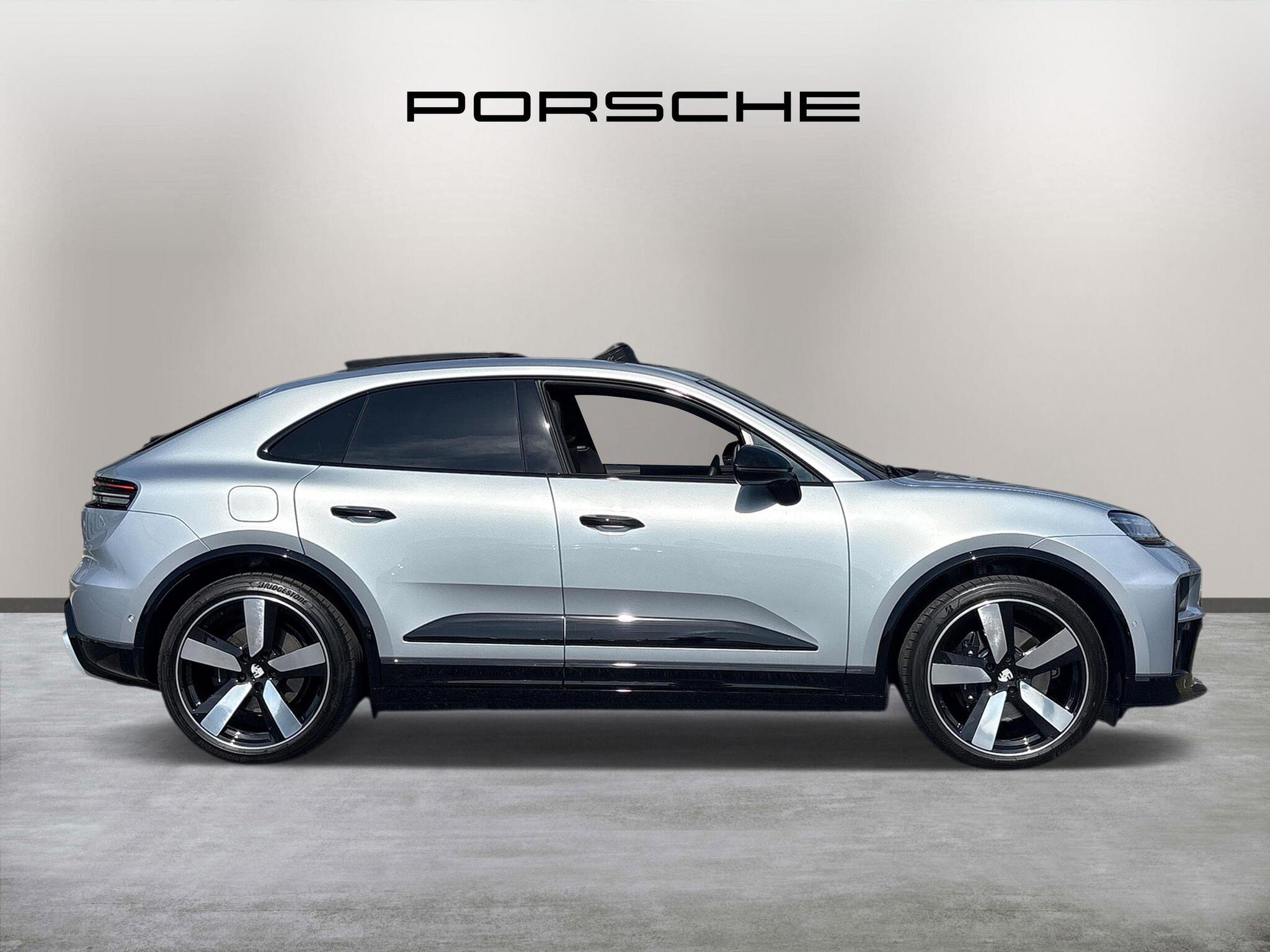 Porsche Macan view 8